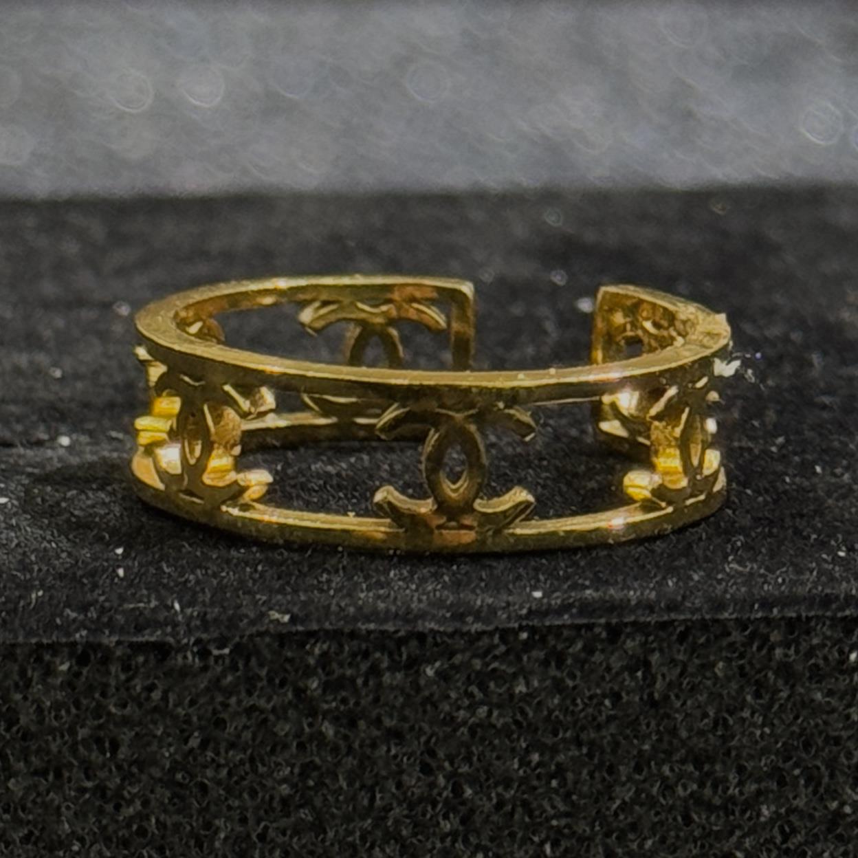 nhẫn kiểu titan vàng Chanel rỗng trơn freesize