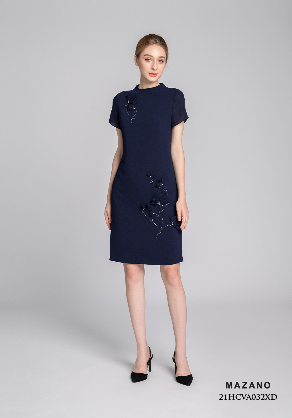 Váy xanh đính hoa cổ tròn