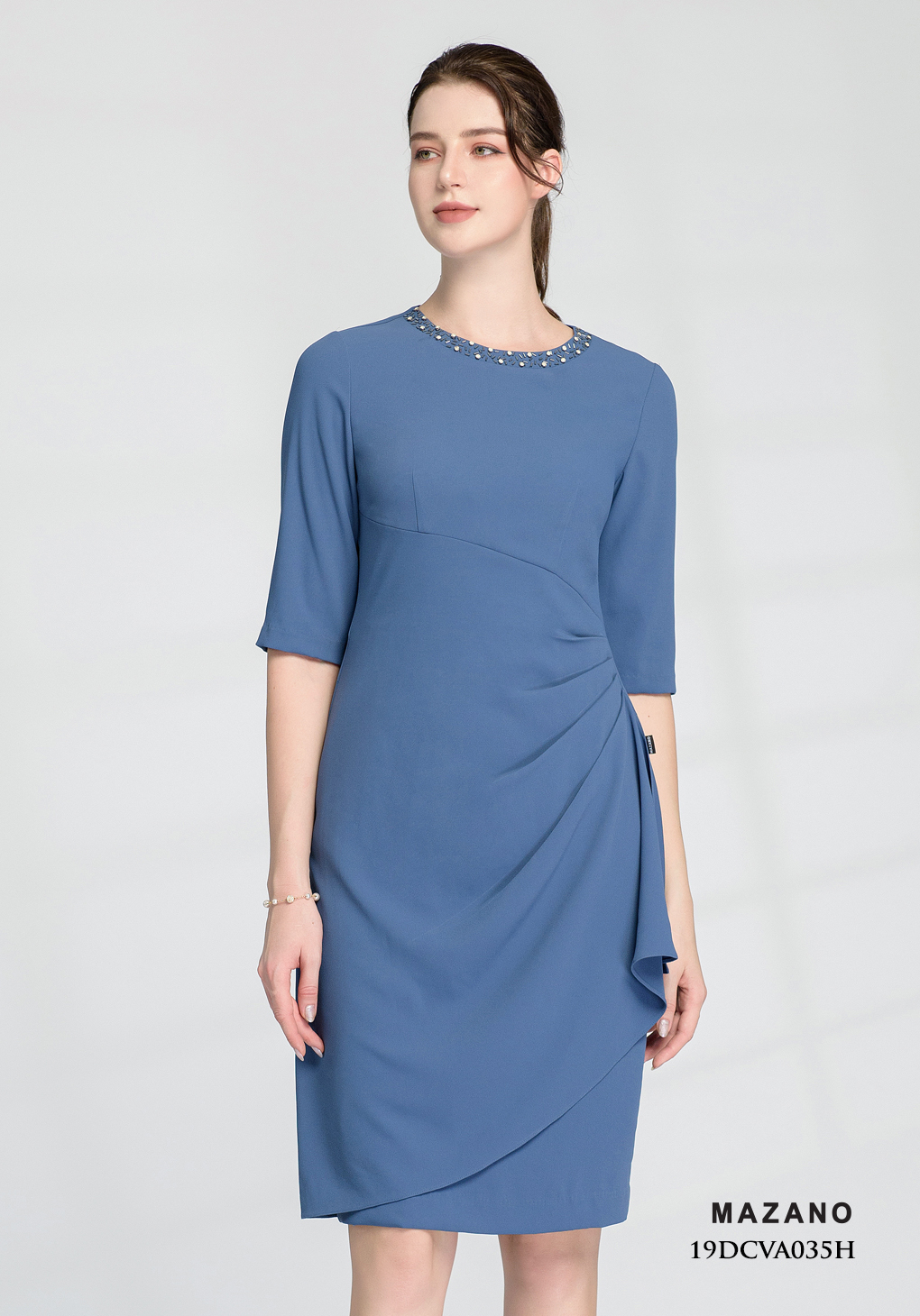 Đầm xanh ôm xếp ly eo, bèo rủ đính hạt trên cổ_thumbnail_2