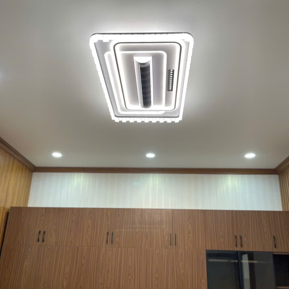 Trần bê tông có lắp được đèn quạt trần không cánh không?