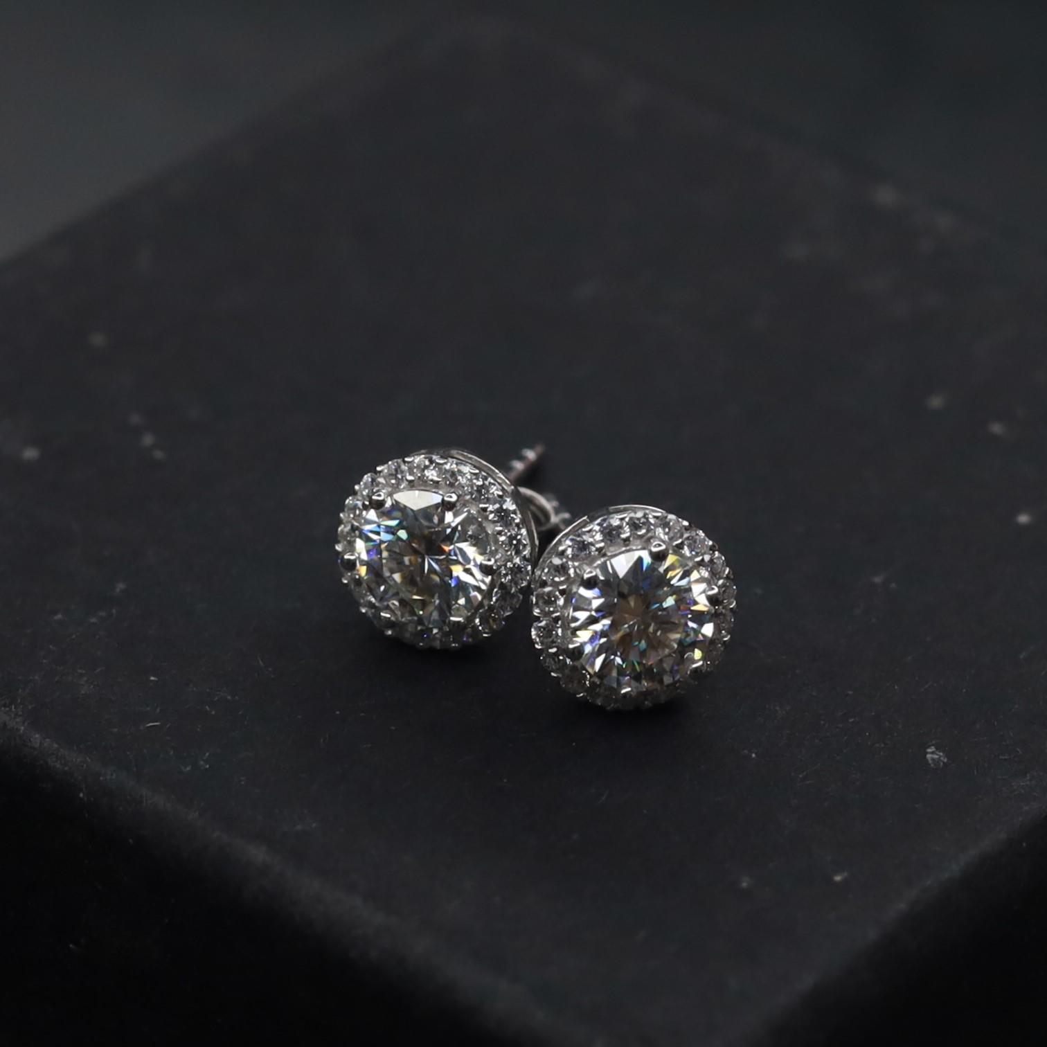 Khuyên tai bạc kim cương mois viền đá tấm