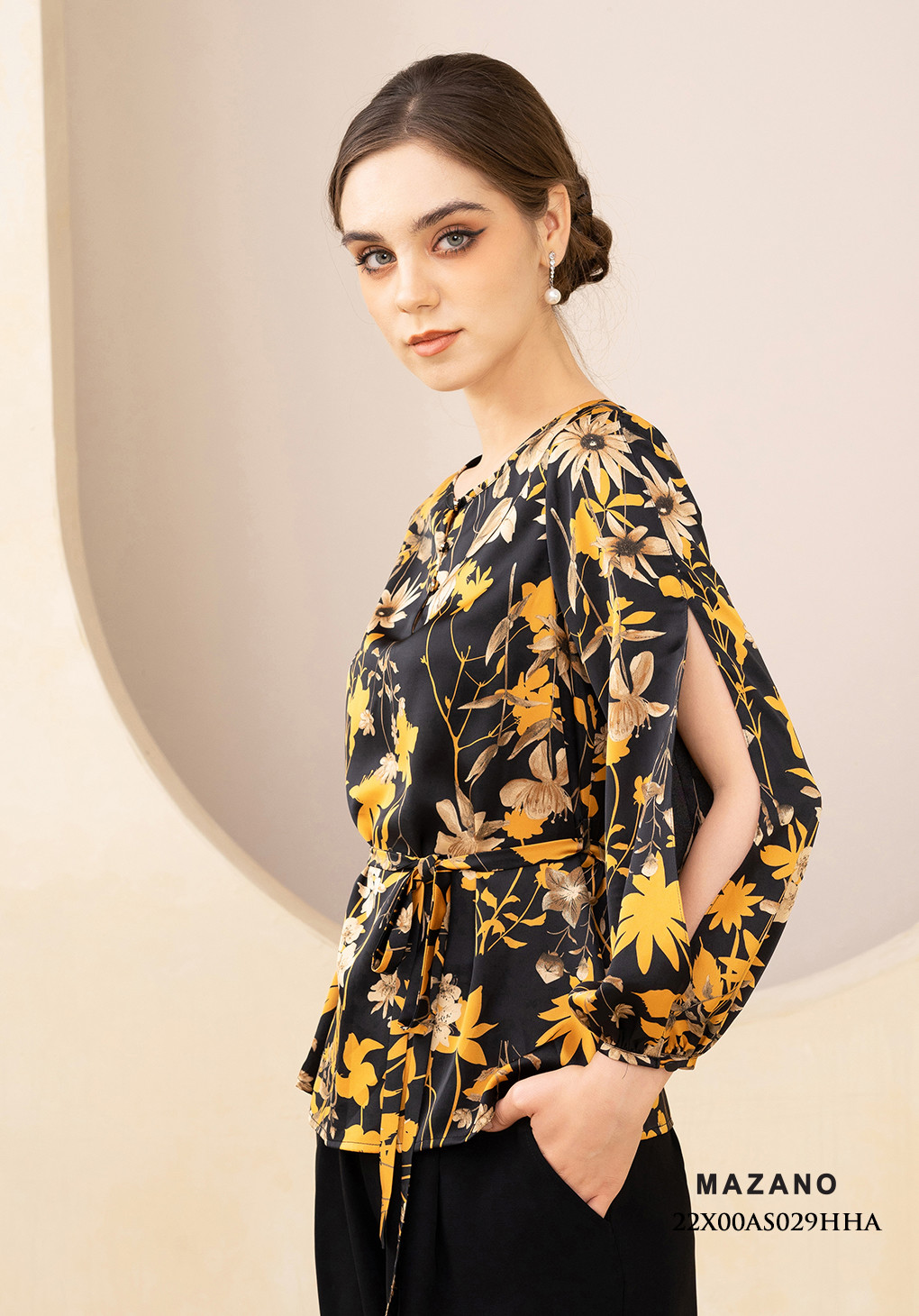 Áo top đen hoa vàng chui đầu thắt đai tay xẻ_thumbnail_2