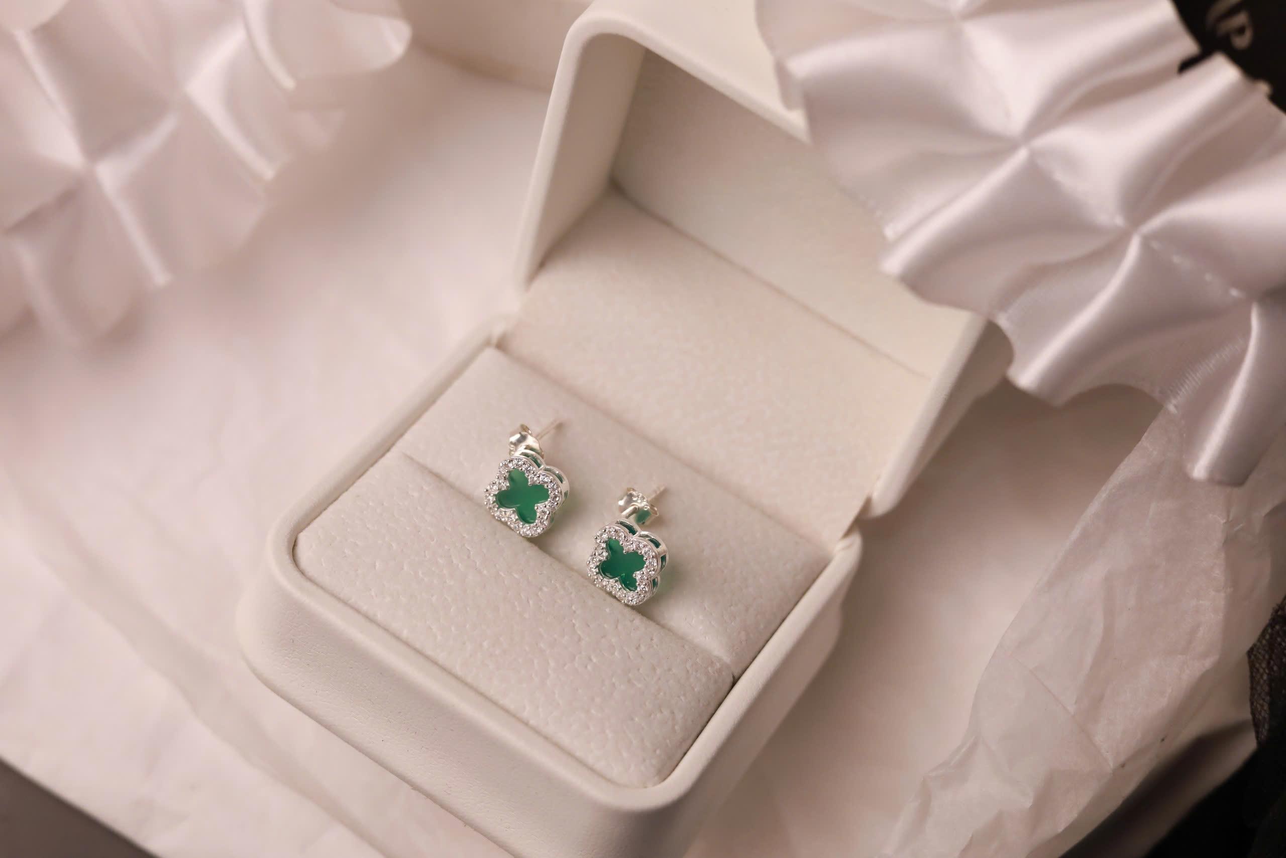 Khuyên kiểu bạc cỏ 4 lá xà cừ xanh lá viền đá xi bạch kim