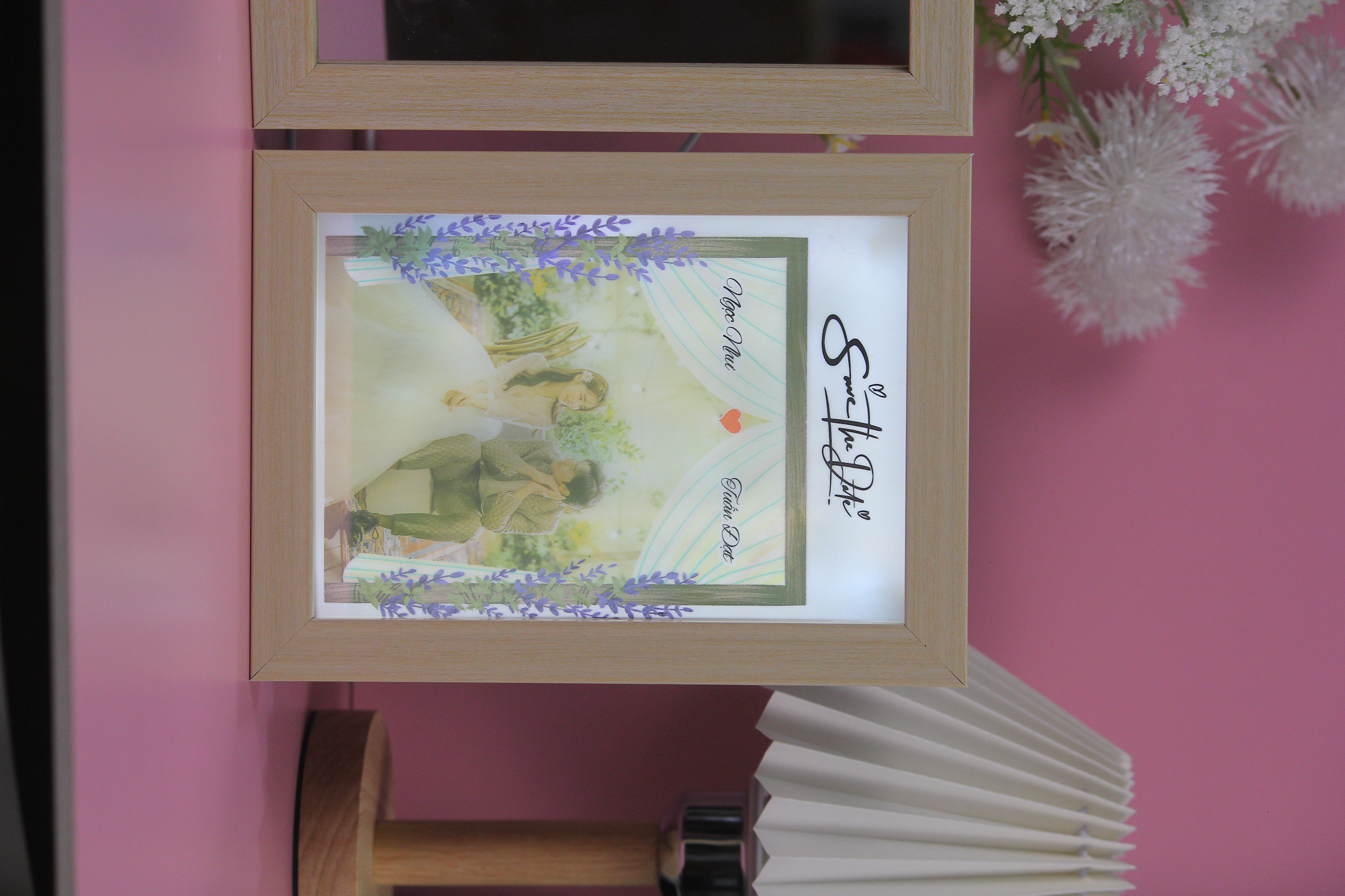 Quà kỷ niệm ngày yêu nhau – Tranh gương đèn LED in ảnh cặp đôi cá nhân hóa theo yêu cầu, lưu giữ những kỷ niệm tình yêu lãng mạn_thumbnail_2