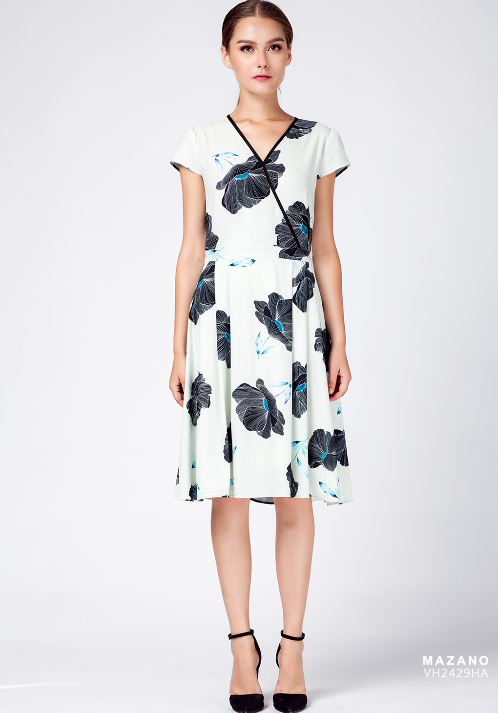 Váy hoa nền ghi cổ cách điệu