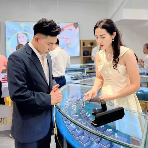 Khach-hang-kim-cuong-CHJ1