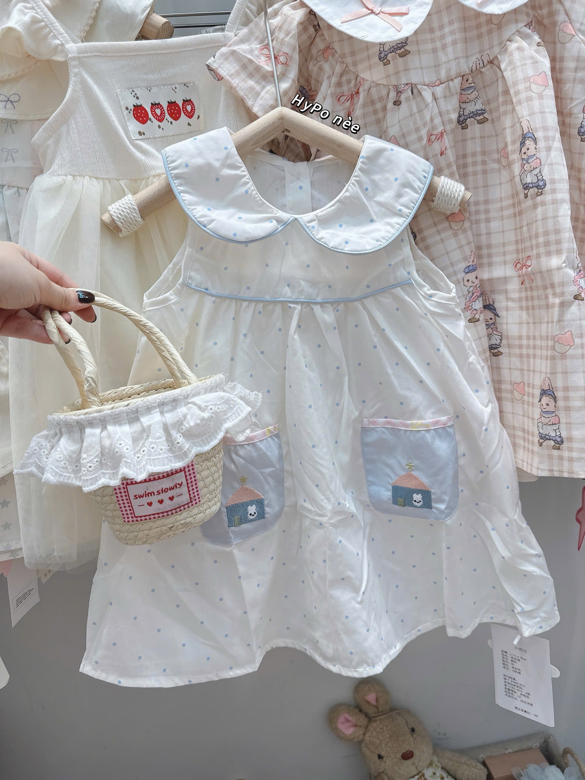 V25 Váy sát nach cổ sen túi thêu ngôi nhà chấm bi xanh_thumbnail_0