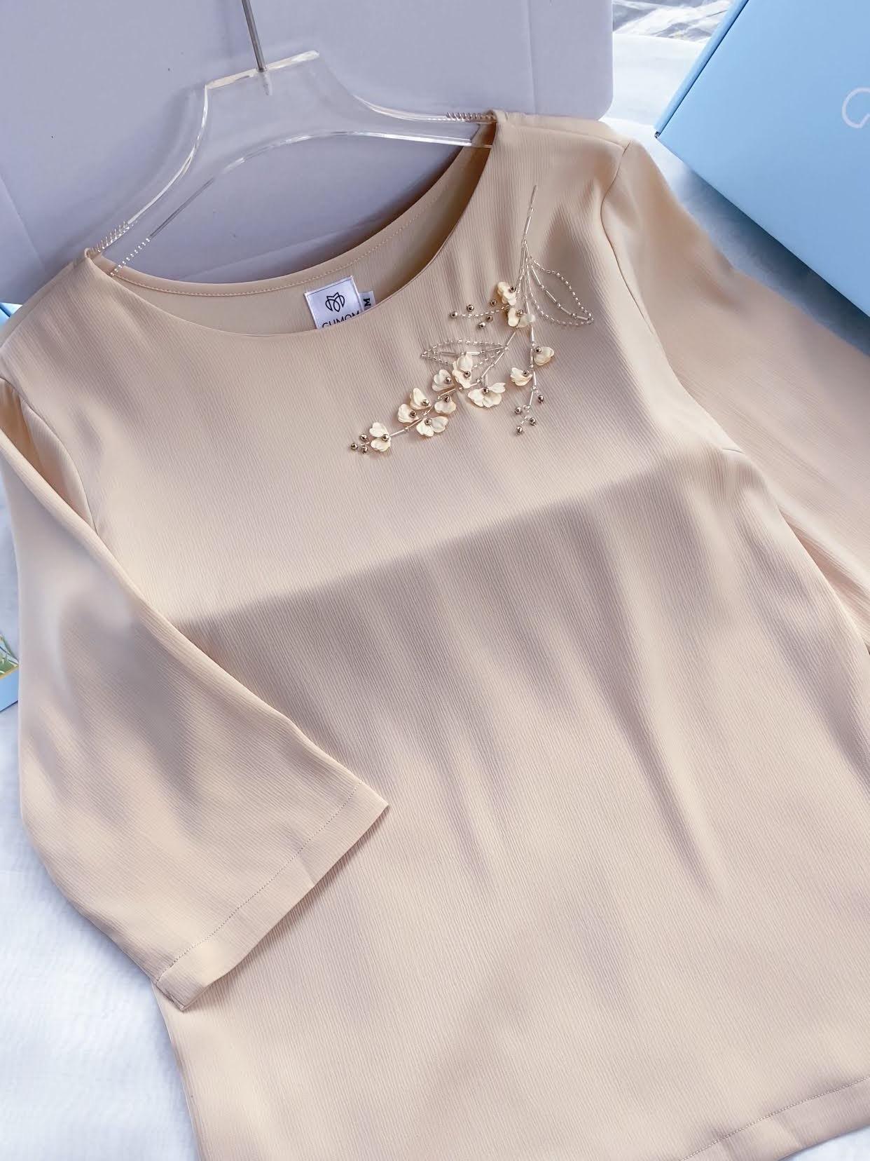 GUMOM - Áo Kiểu Trung Niên U50 U60 Cao Cấp Cổ Tròn Tay Lỡ đính kết thủ công hoa laser và đá cao cấp Sang Trọng Cho Nữ - Women Nhung Kem Xanh Nho Tua Rua Top Voi_thumbnail_6