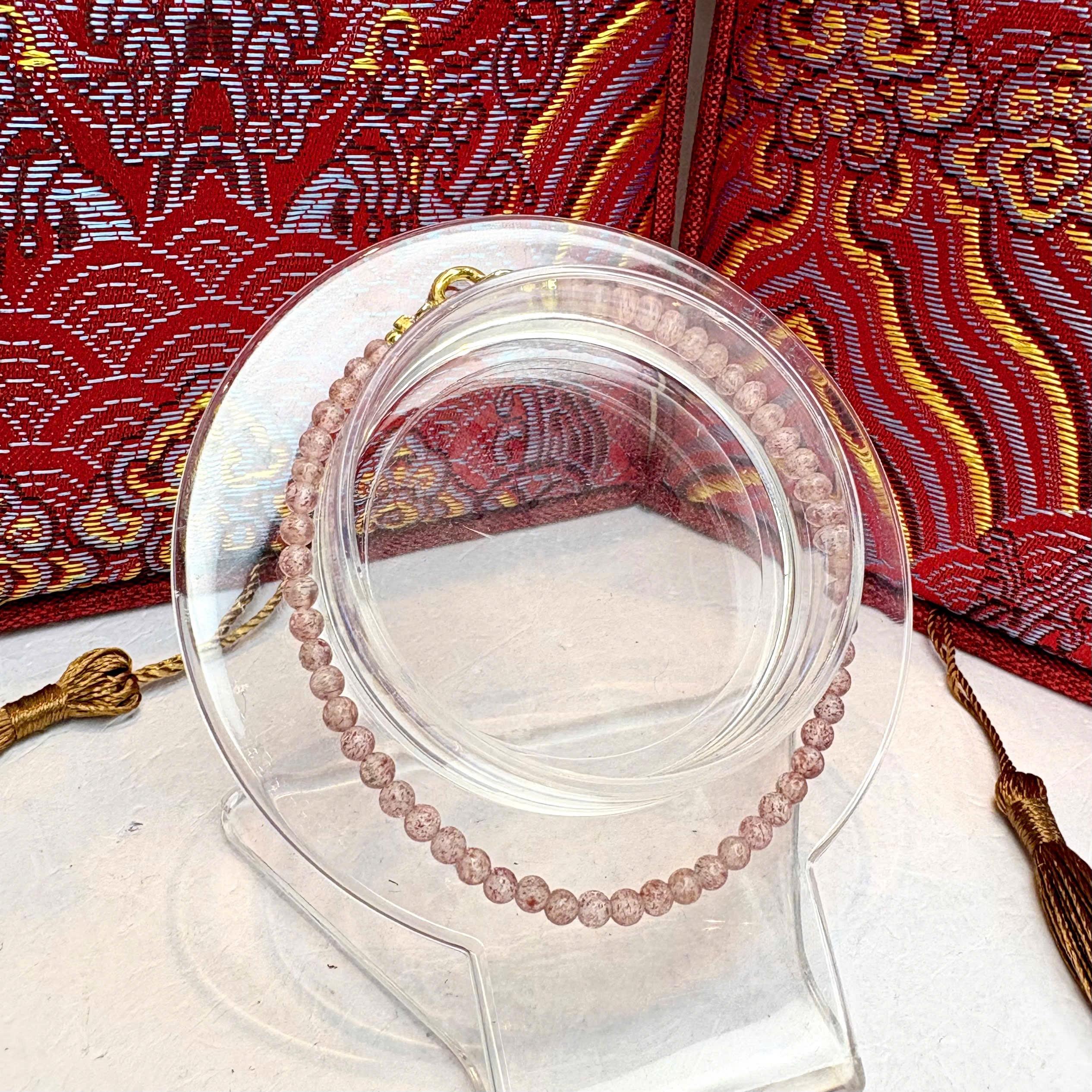 Vòng tay phong thuỷ chuỗi đá strawberry crystal.