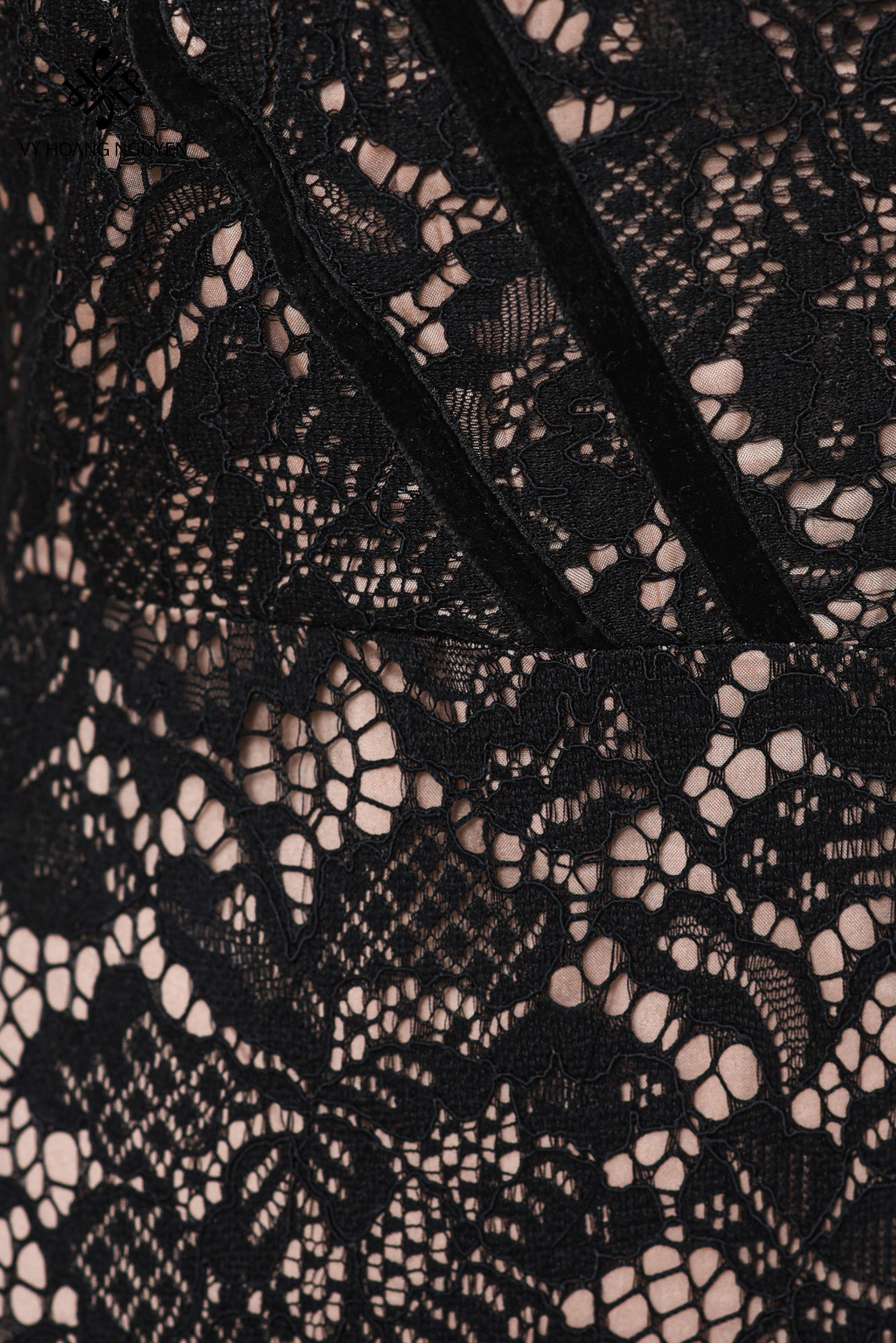 Đầm Suông Bút Chì Ren Hoa Cổ V_thumbnail_3