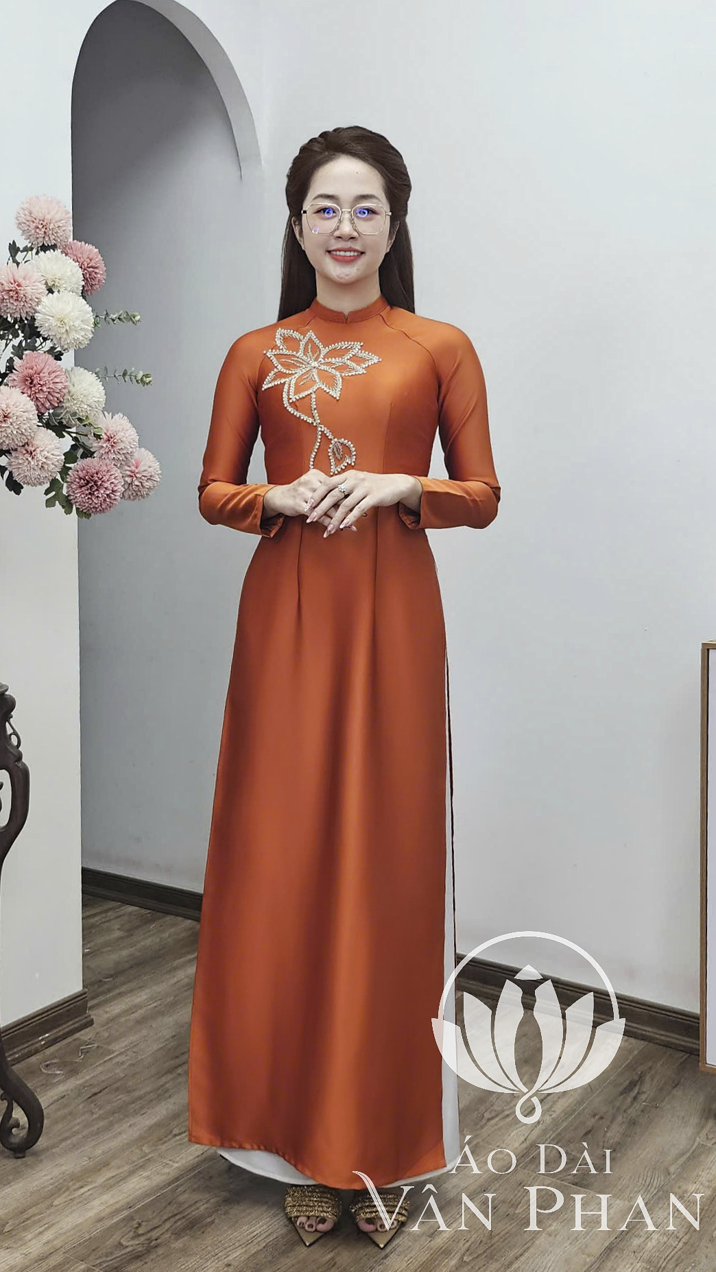 T469 áo dài cổ 2p tay dài lụa tô châu cam cháy đính hoa 350k