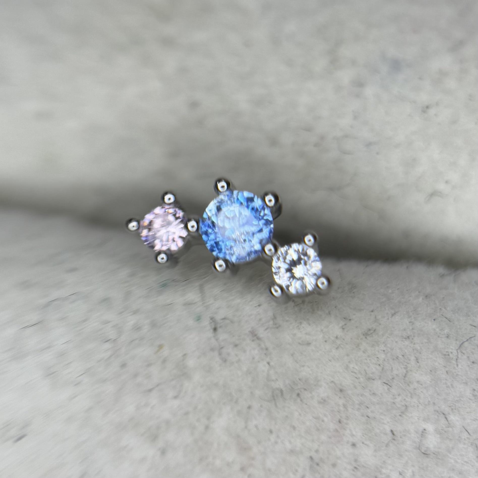 Khuyên kiểu 3 đá xanh hồng dẹt