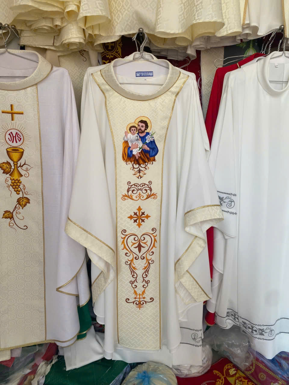 Áo lễ linh mục thêu chân dung Thánh Giuse vải cat