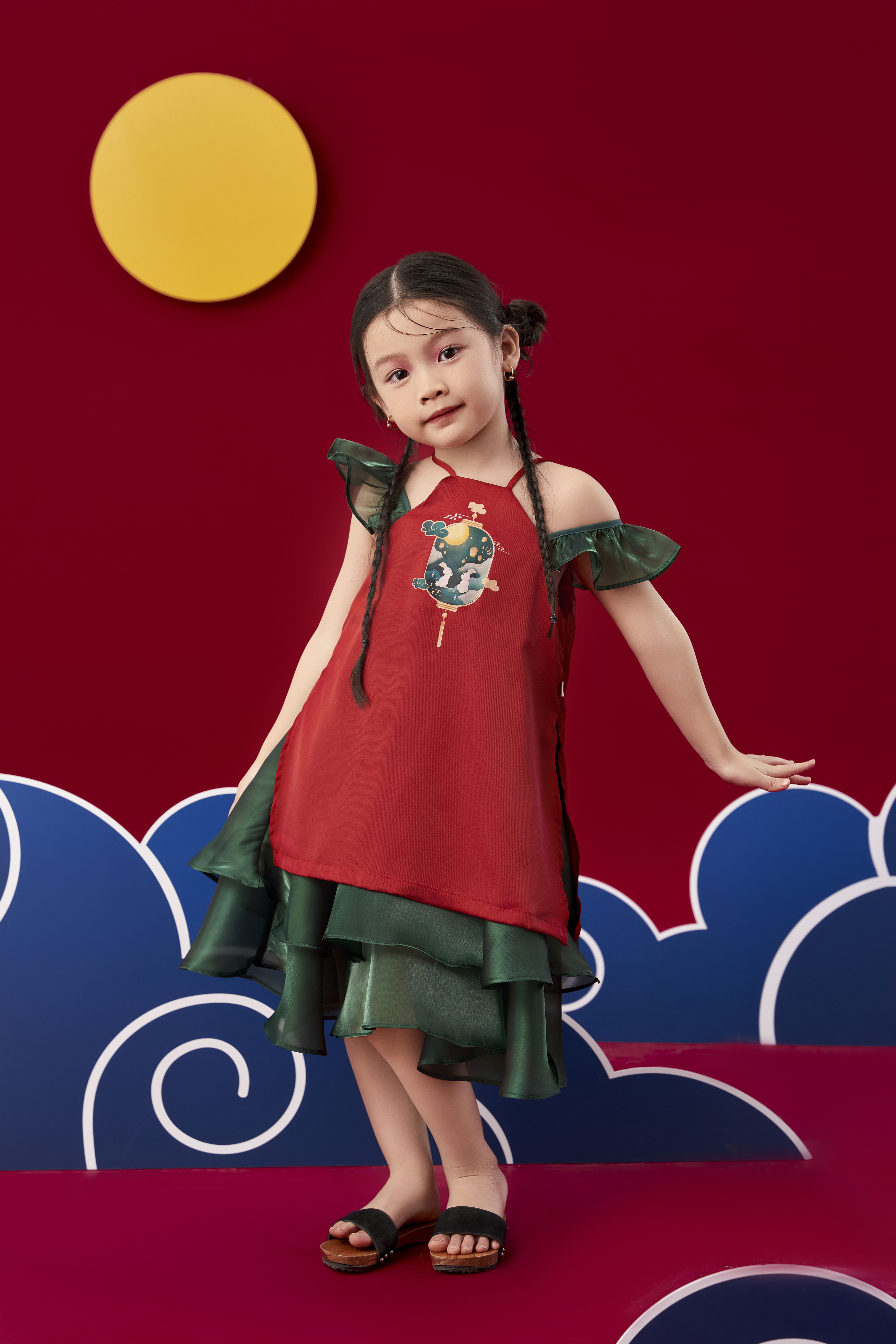 Váy cổ yếm in ngực tay cánh tiên