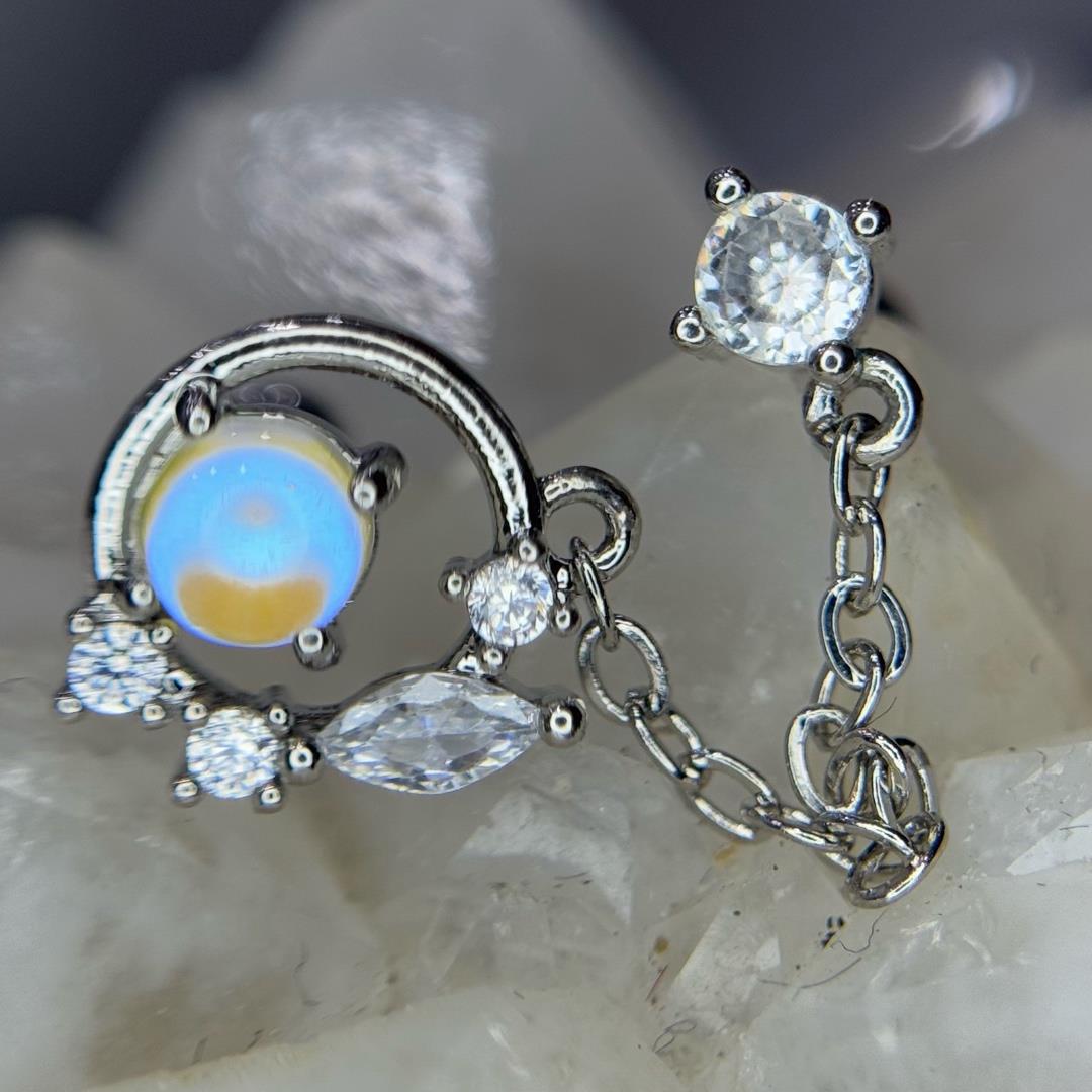 Khuyên kiểu xích mặt đá vàng trắng kim cương.