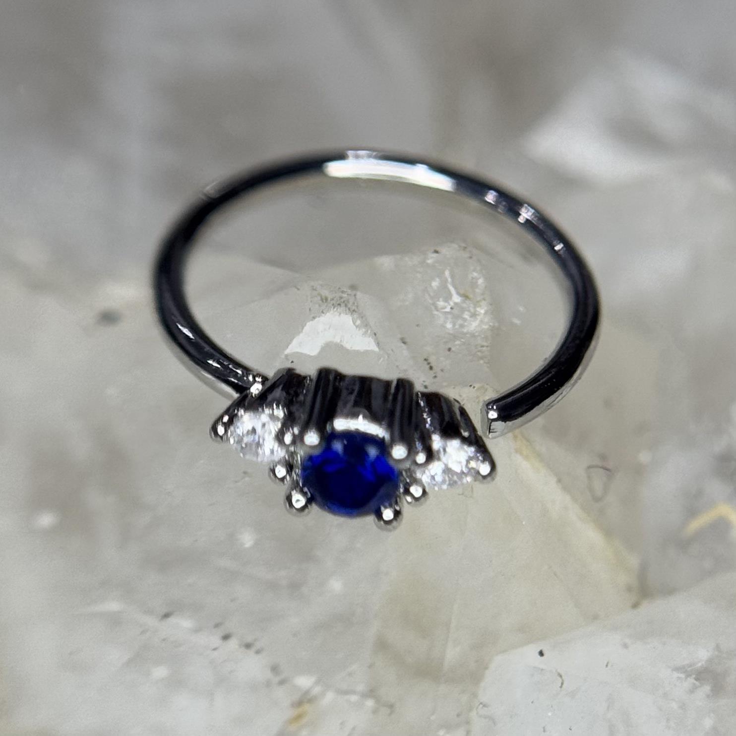 vòng bẻ đá ba kim cương trắng xanh biển đậm nhỏ _thumbnail_2