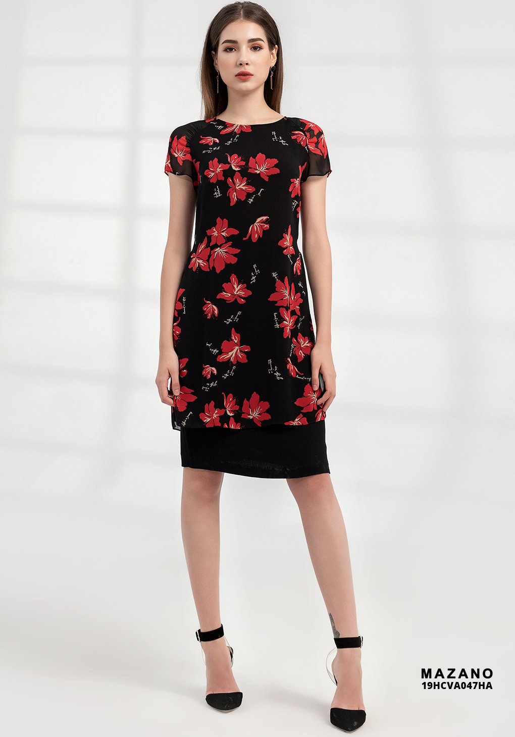 Đầm đen cách tân hoa đỏ