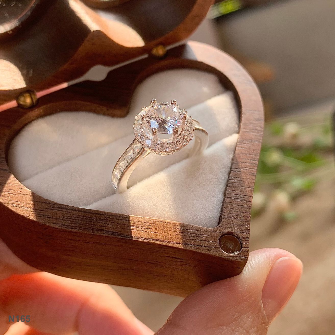 N165 - Nhẫn đá chủ tròn đài hoa viền pha lê Baguette_thumbnail_1