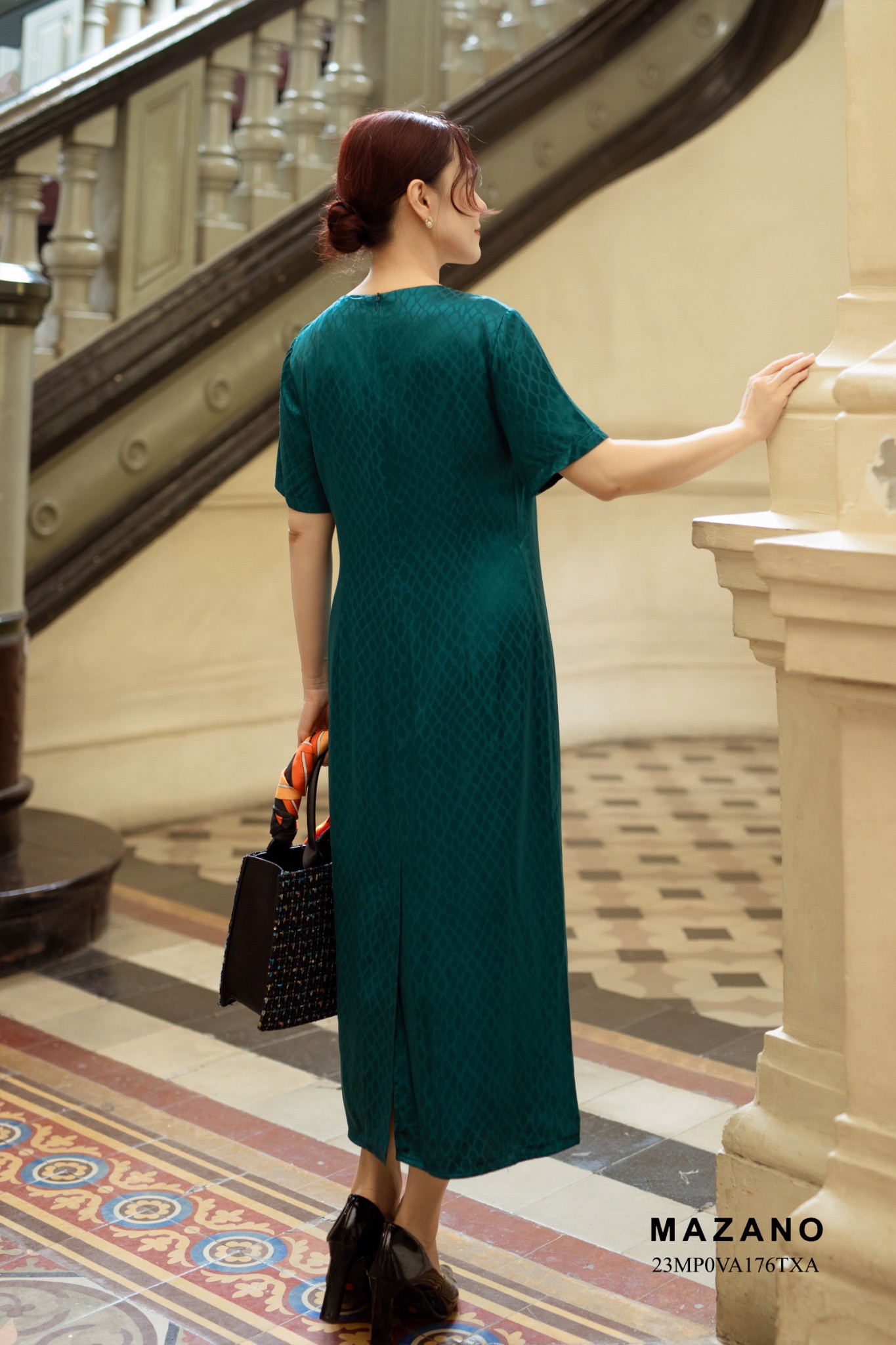 Đầm suông dài xanh đính trang trí cổ_thumbnail_5