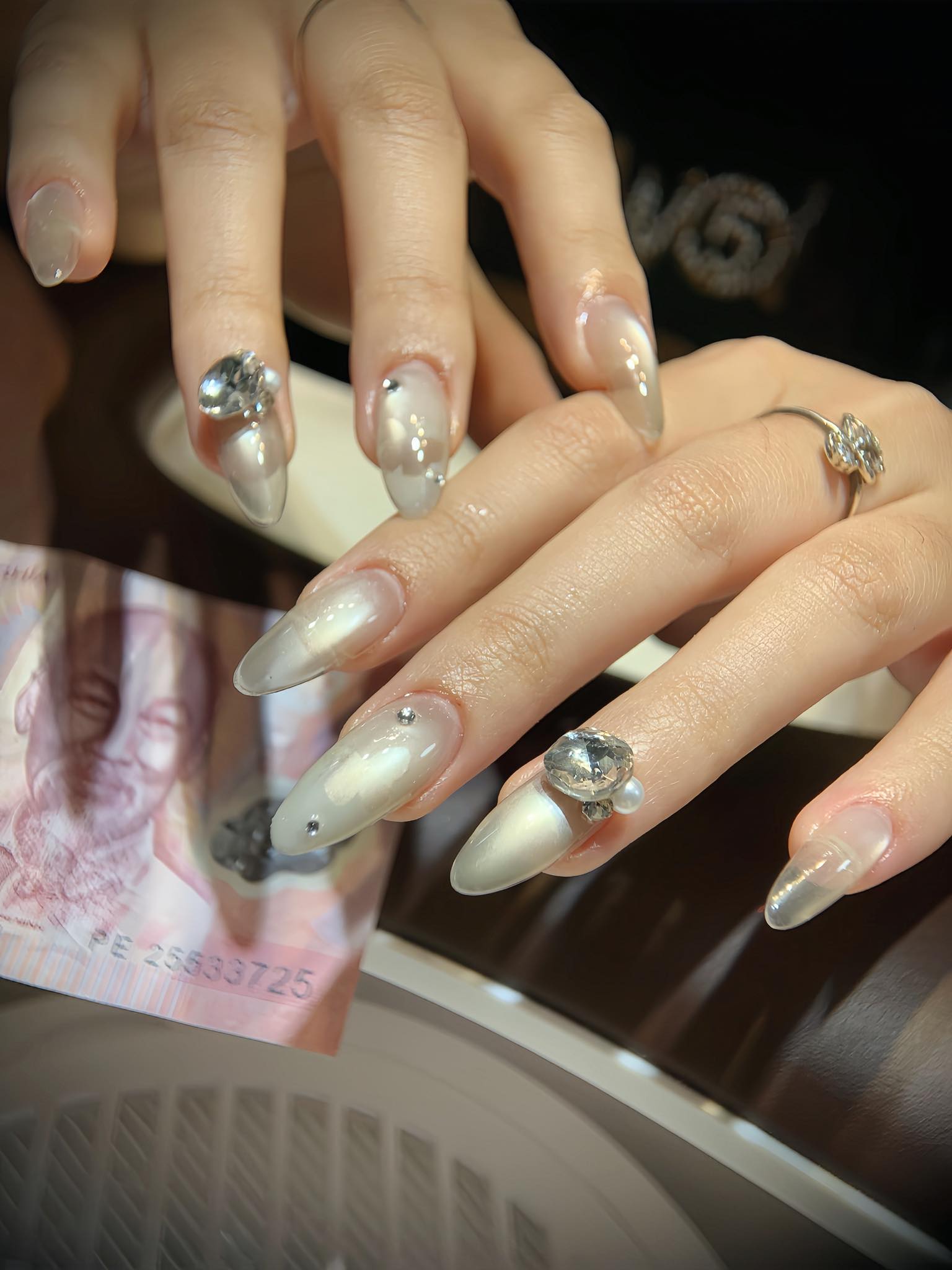 Nghệ thuật xếp đá - mách bạn cách đính charm bền chắc không lo vướng tóc