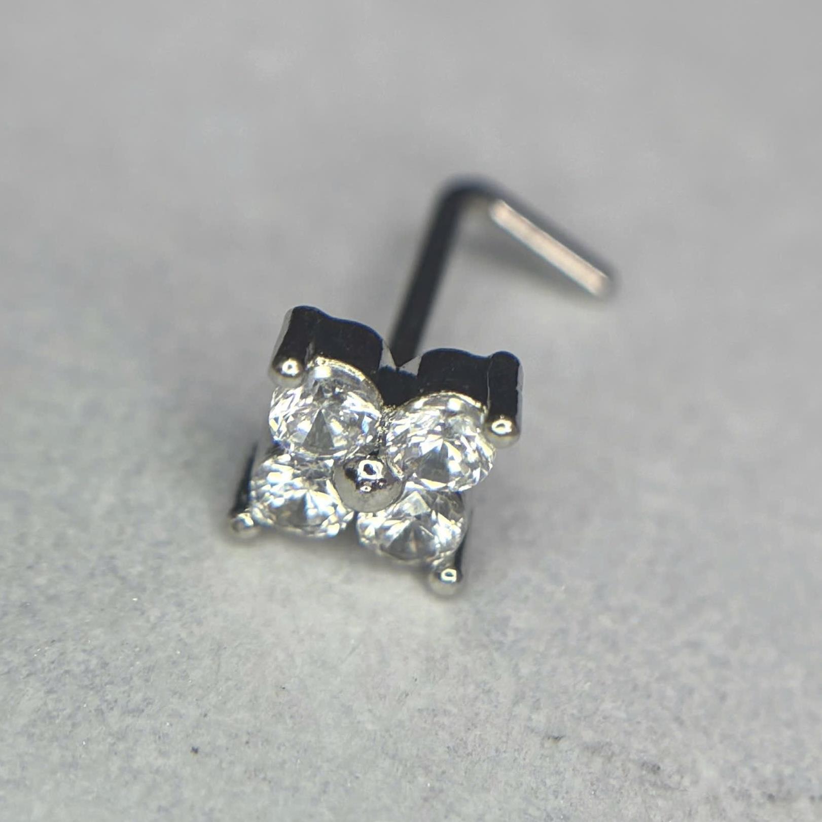 Mũi L hoa 4 cánh nhuỵ bi