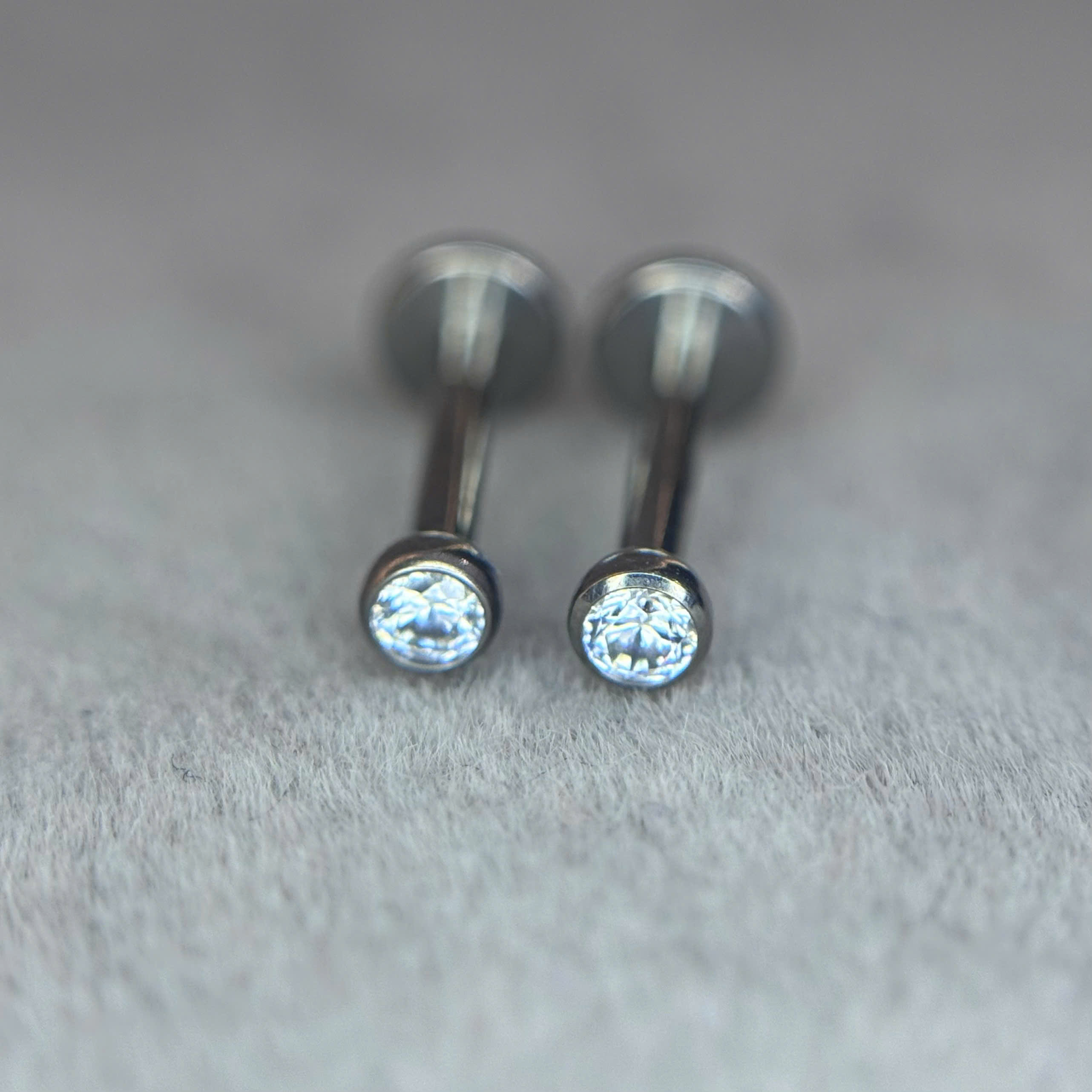 khuyên kiểu titan kim cương đít dẹt dán size 2.5