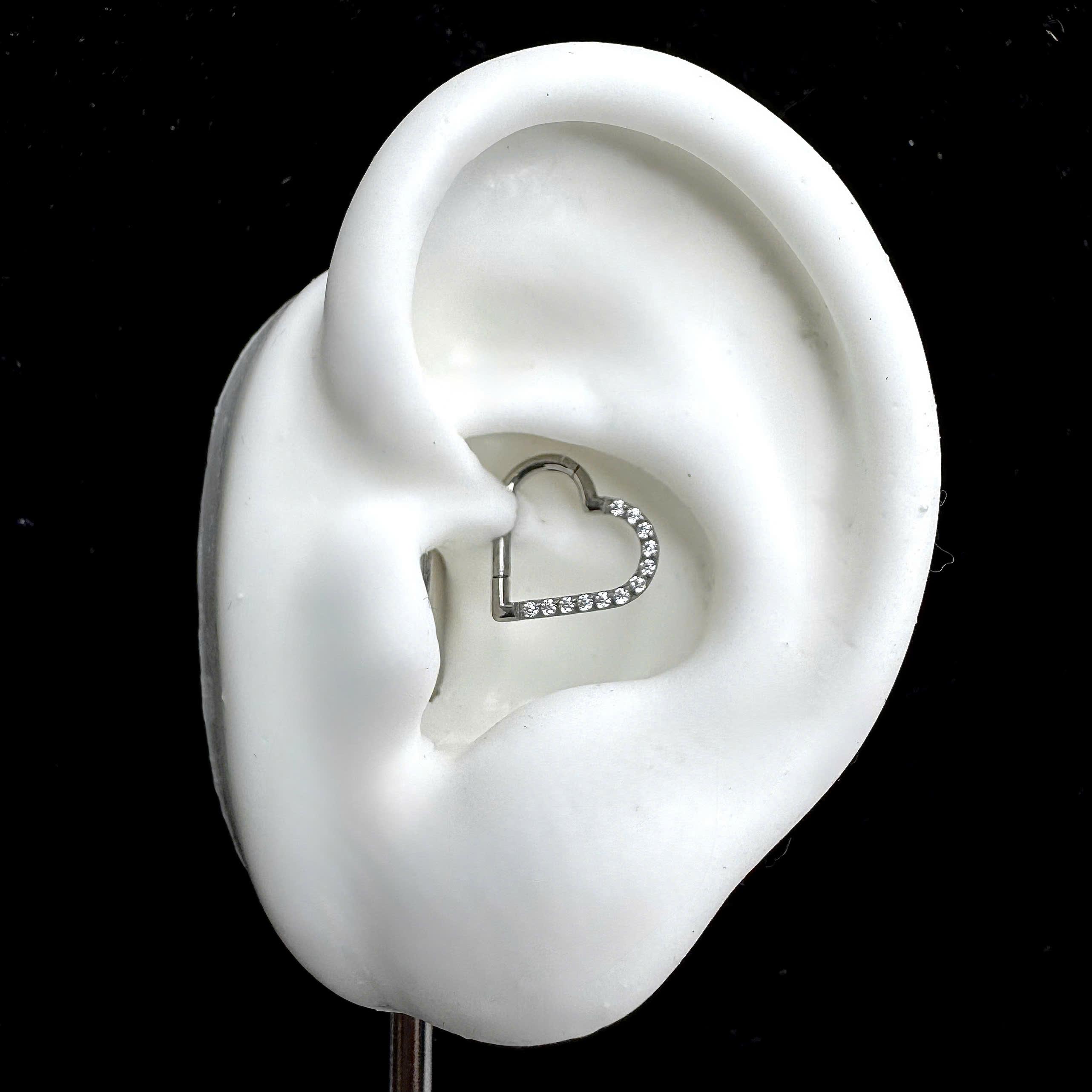 Daith Titan tim (tai trái)._thumbnail_3