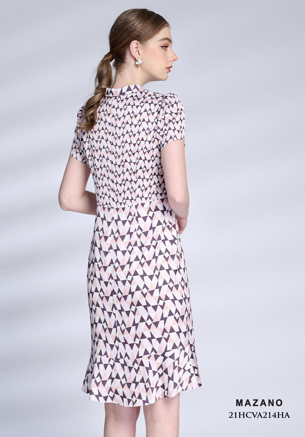 Đầm suông lụa hồng pastel họa tiết chân cách điệu