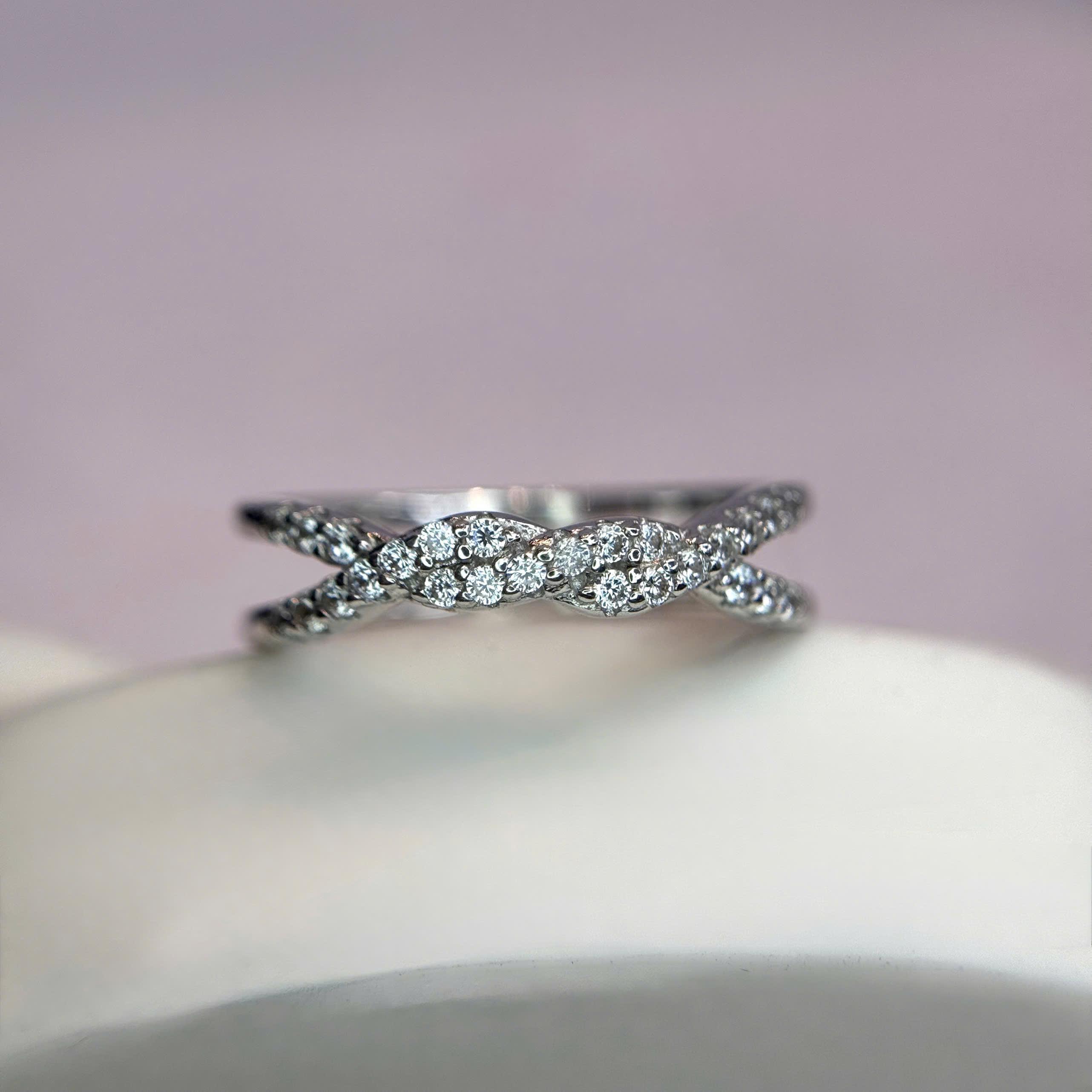 Nhẫn bạc xoắn kim cương size 7.