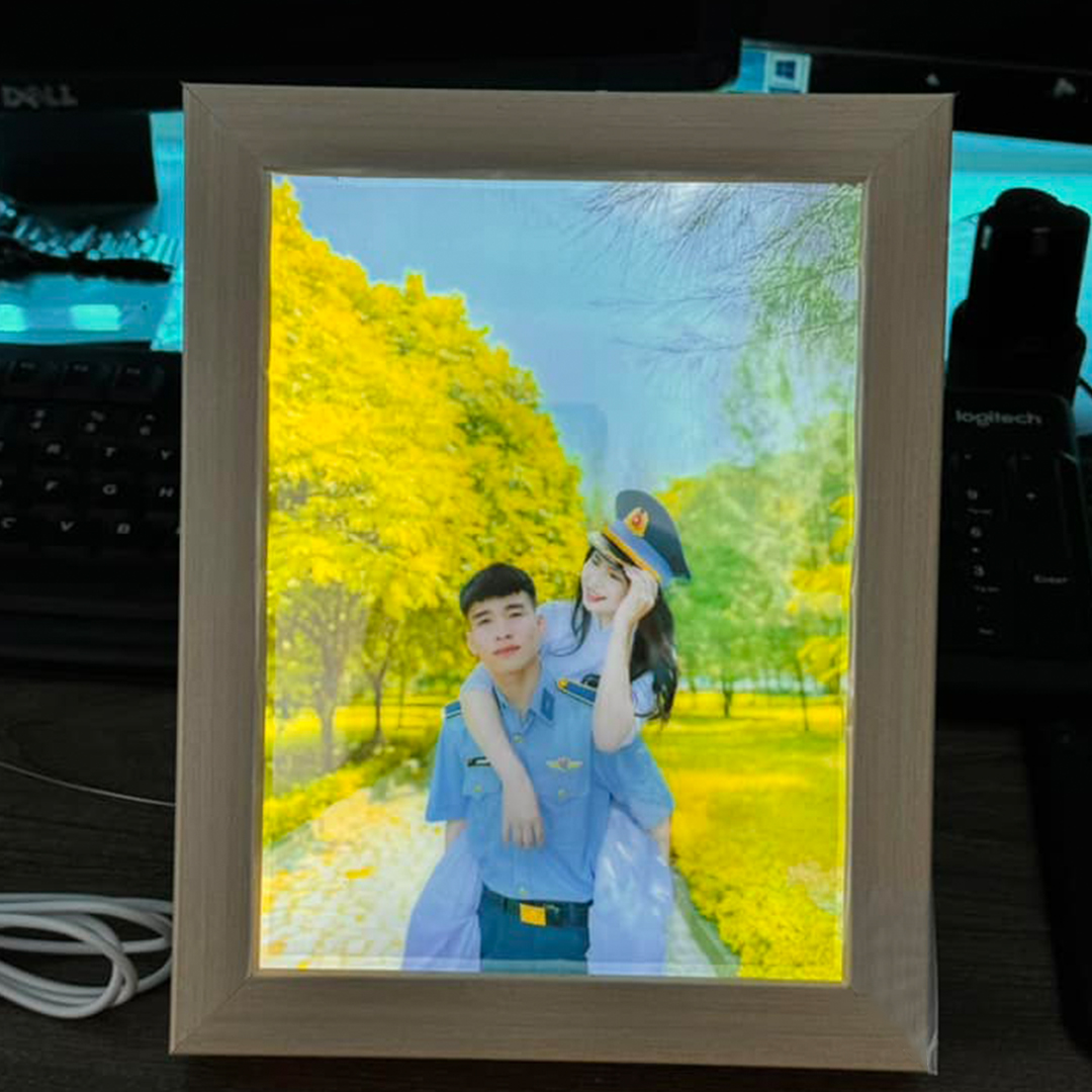 Tranh gương đèn LED in ảnh cá nhân hóa – Quà tặng tốt nghiệp ý nghĩa dành cho bạn bè, người thân kỷ niệm ngày ra trường_thumbnail_3