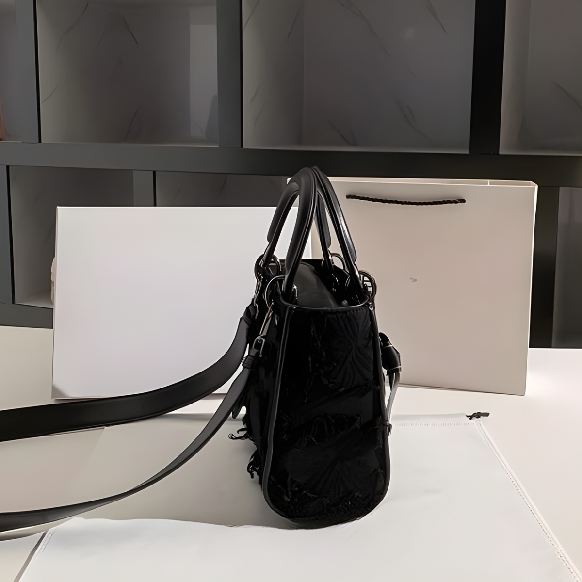 Túi xách đen UHE RISE – tay cầm sang, đeo chéo tiện, nền hoa nổi, charm nơ ngọc trai_thumbnail_8