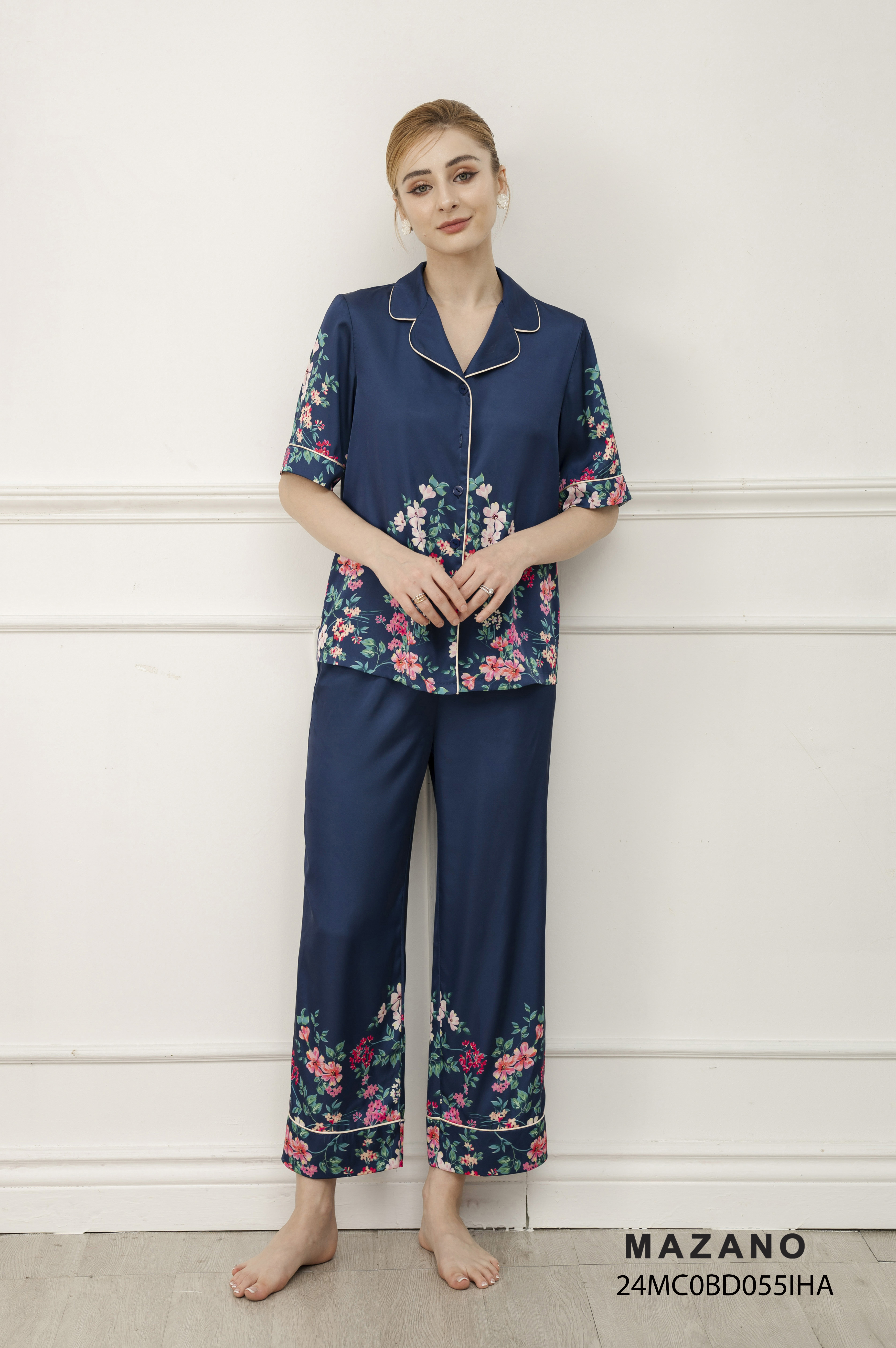 Bộ mặc nhà suông Vải lụa mỏng  Họa tiết in hoa bố cục  Cổ bẻ ve Tay ngắn Dài quần tới mắt cá chân màu xanh than_thumbnail_2