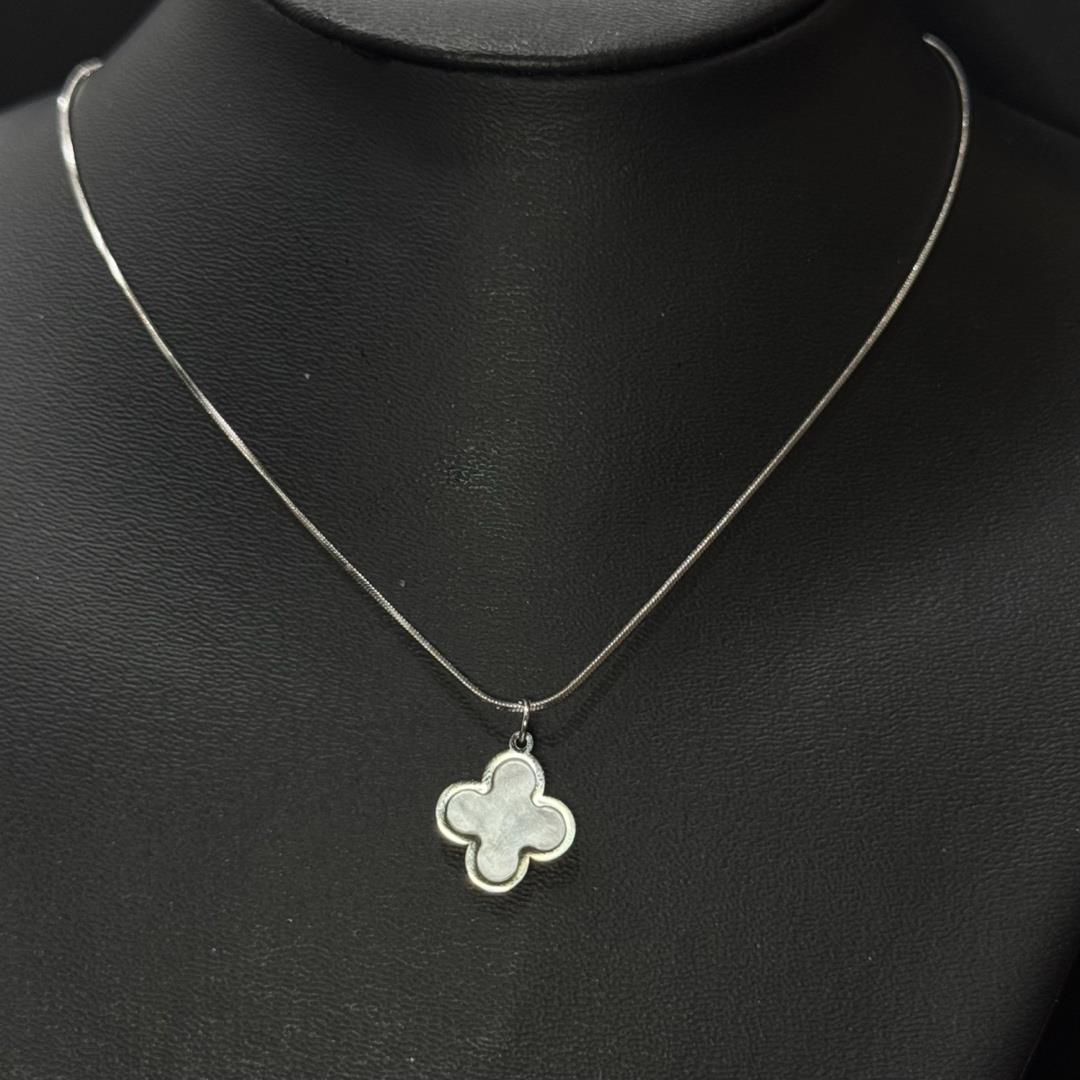 vòng cổ titan van cleef trắng xà cừ 