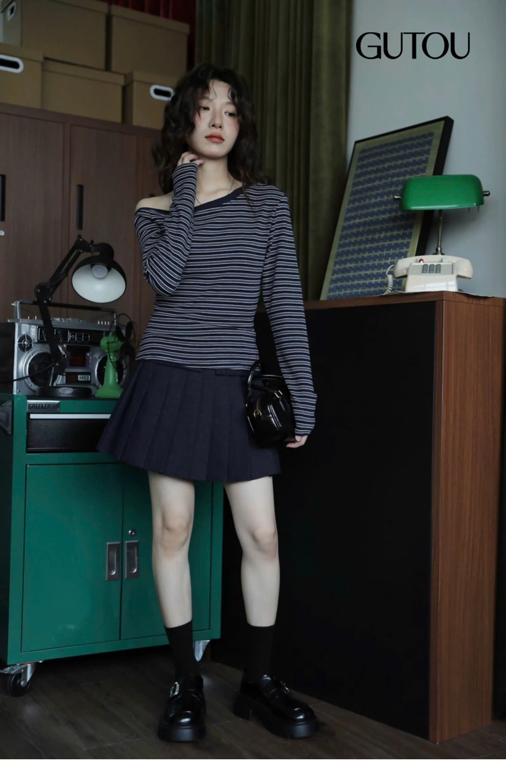 [ GUTOU ] Áo Lệch Vai Sọc Ngang Tay Dài Ôm Body_thumbnail_2