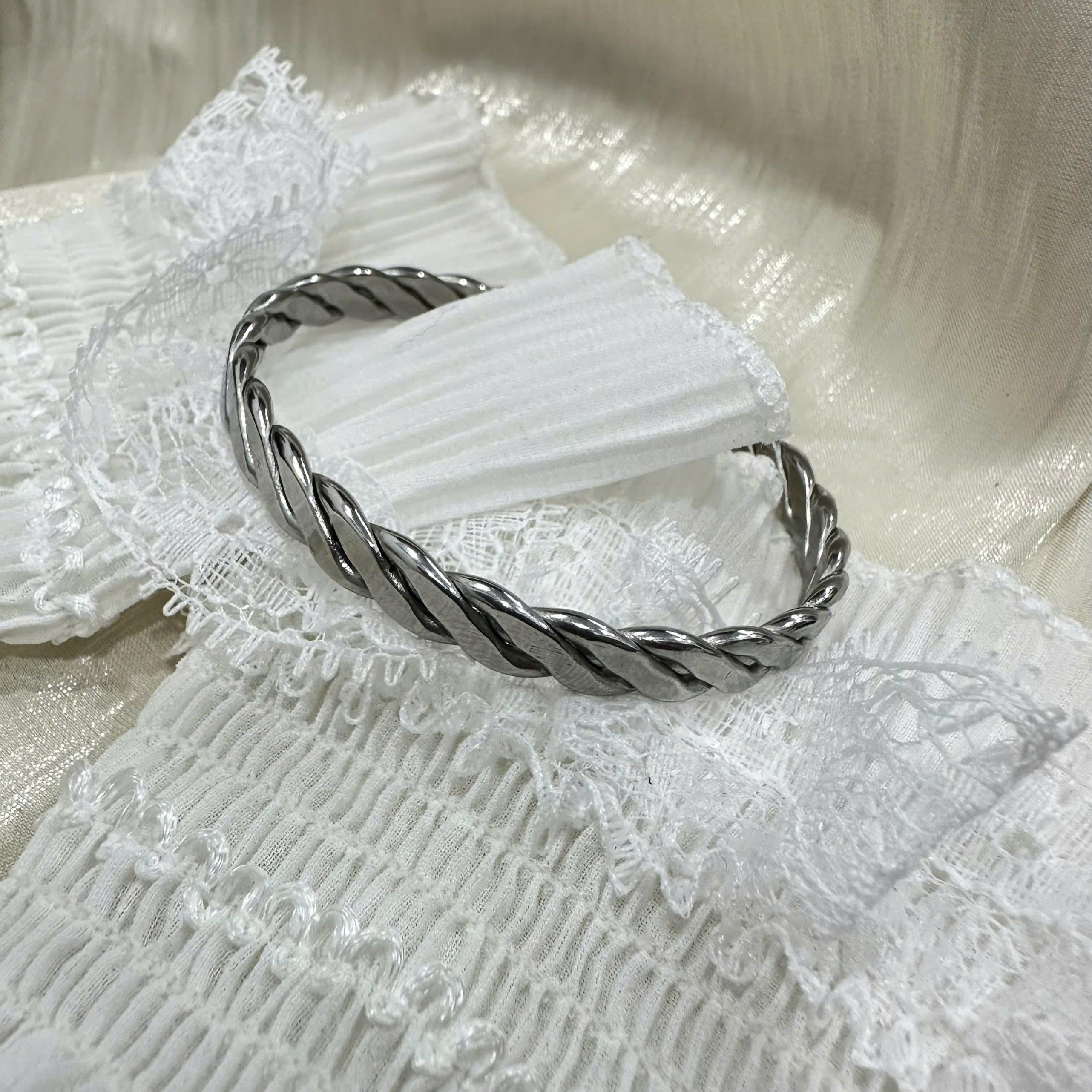 Vòng tay cuff titan dẹt xoắn.