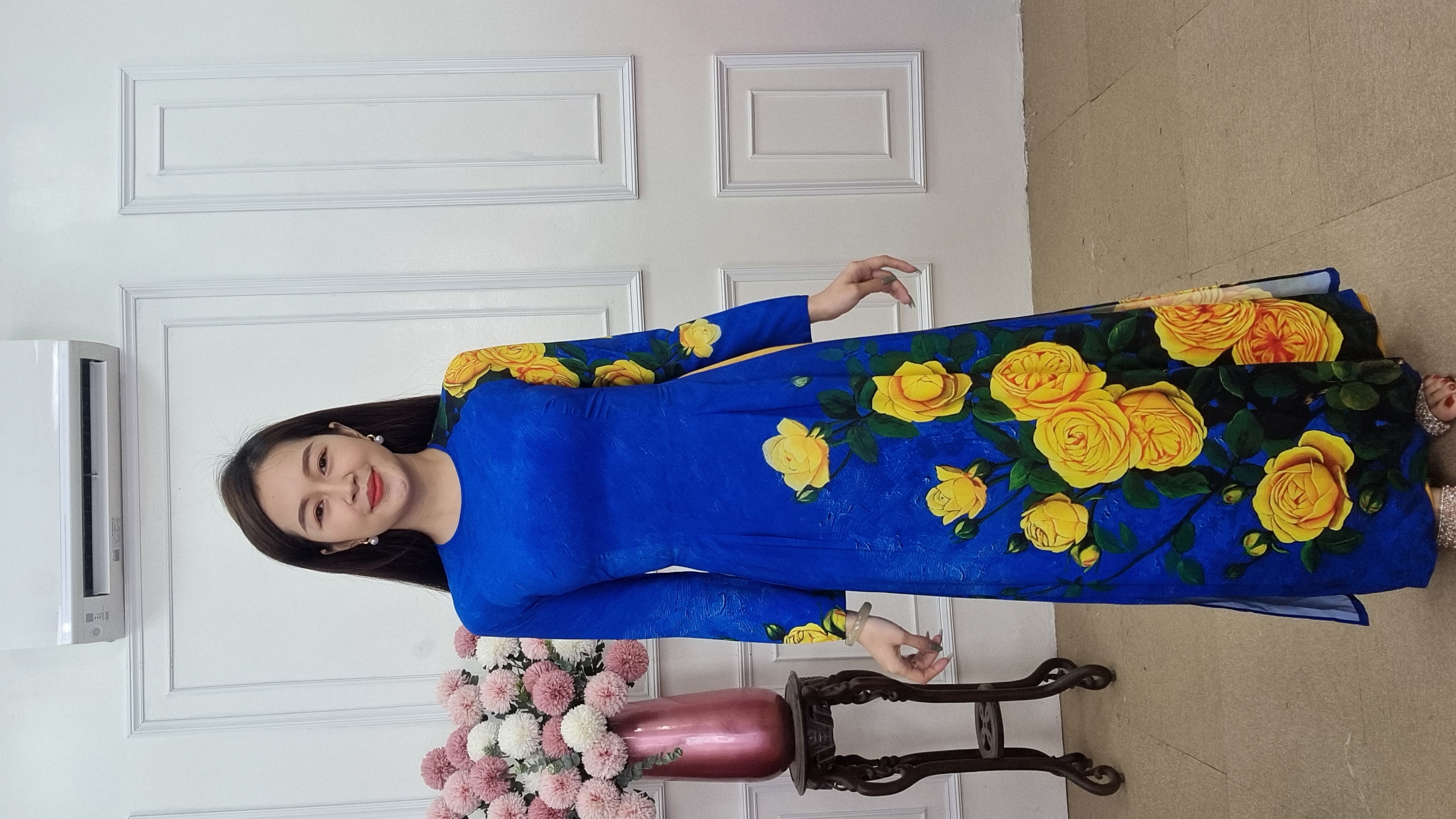 A2007 áo dài lụa nhật khít dài nền xanh coban hoa hồng vàng_thumbnail_3