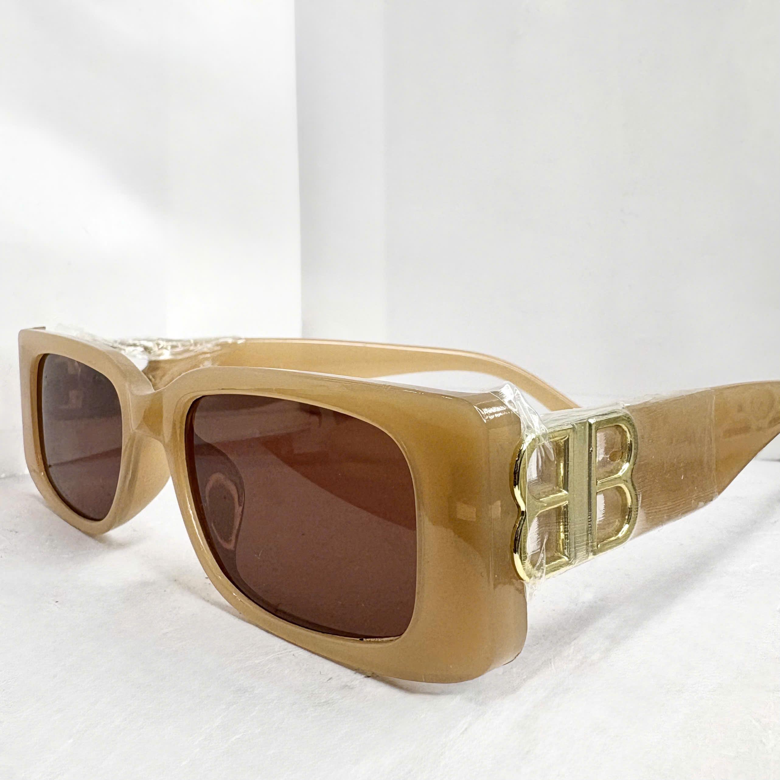 Kính mắt vàng nâu chữ ᙠB