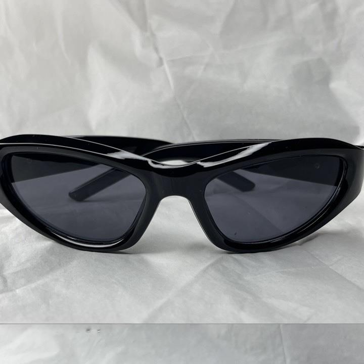 kính mắt gọng đen nhỏ vòm ngôi sao._thumbnail_2