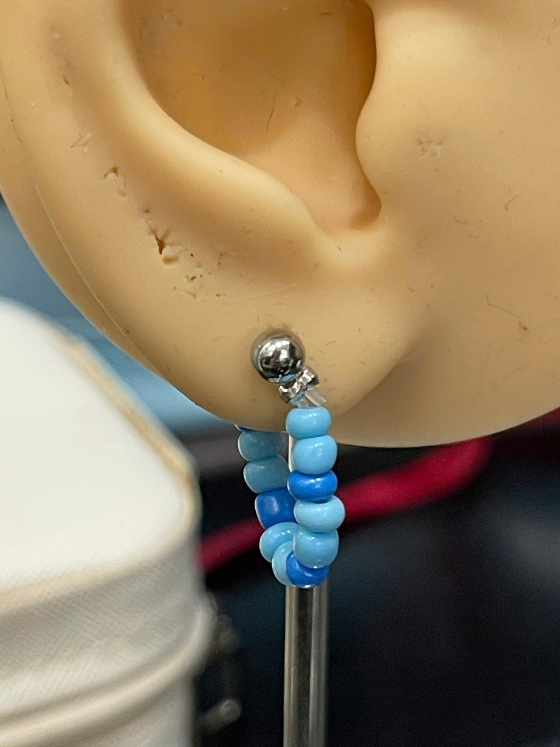 khuyên kiểu hạt cườm nhựa xanh biển nhạt và đậm._thumbnail_3