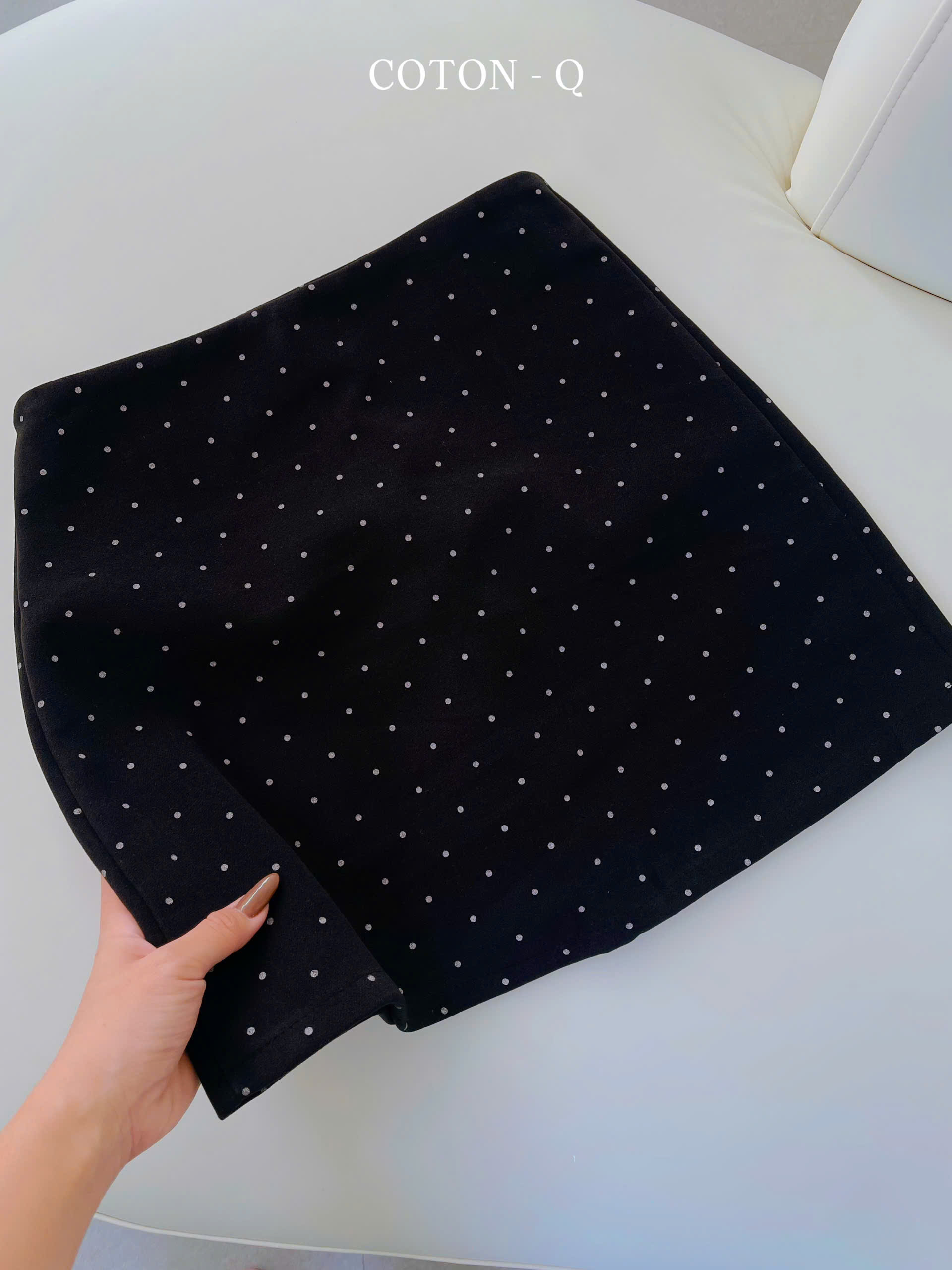 HS97 Chân váy đen chấm bi