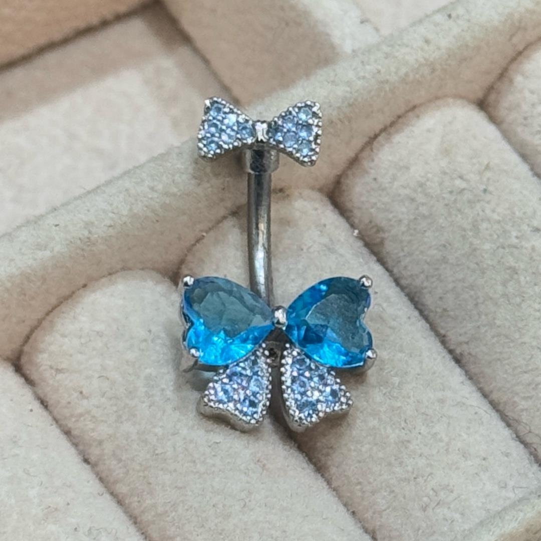khuyên rốn con bướm xanh đính nơ.
