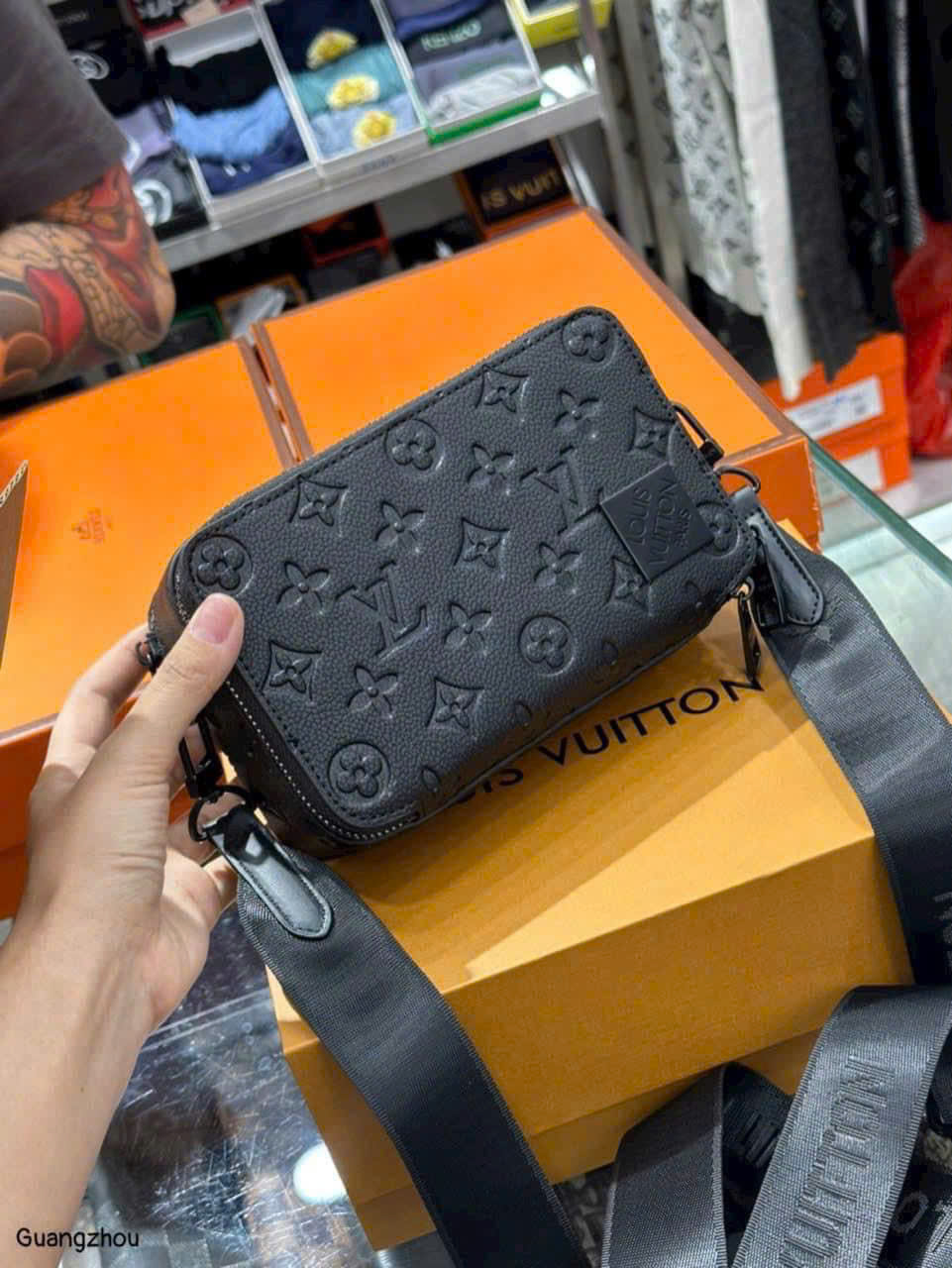 Túi đeo chéo nam LV Nano Alpha Black Monogram Shadow_thumbnail_1