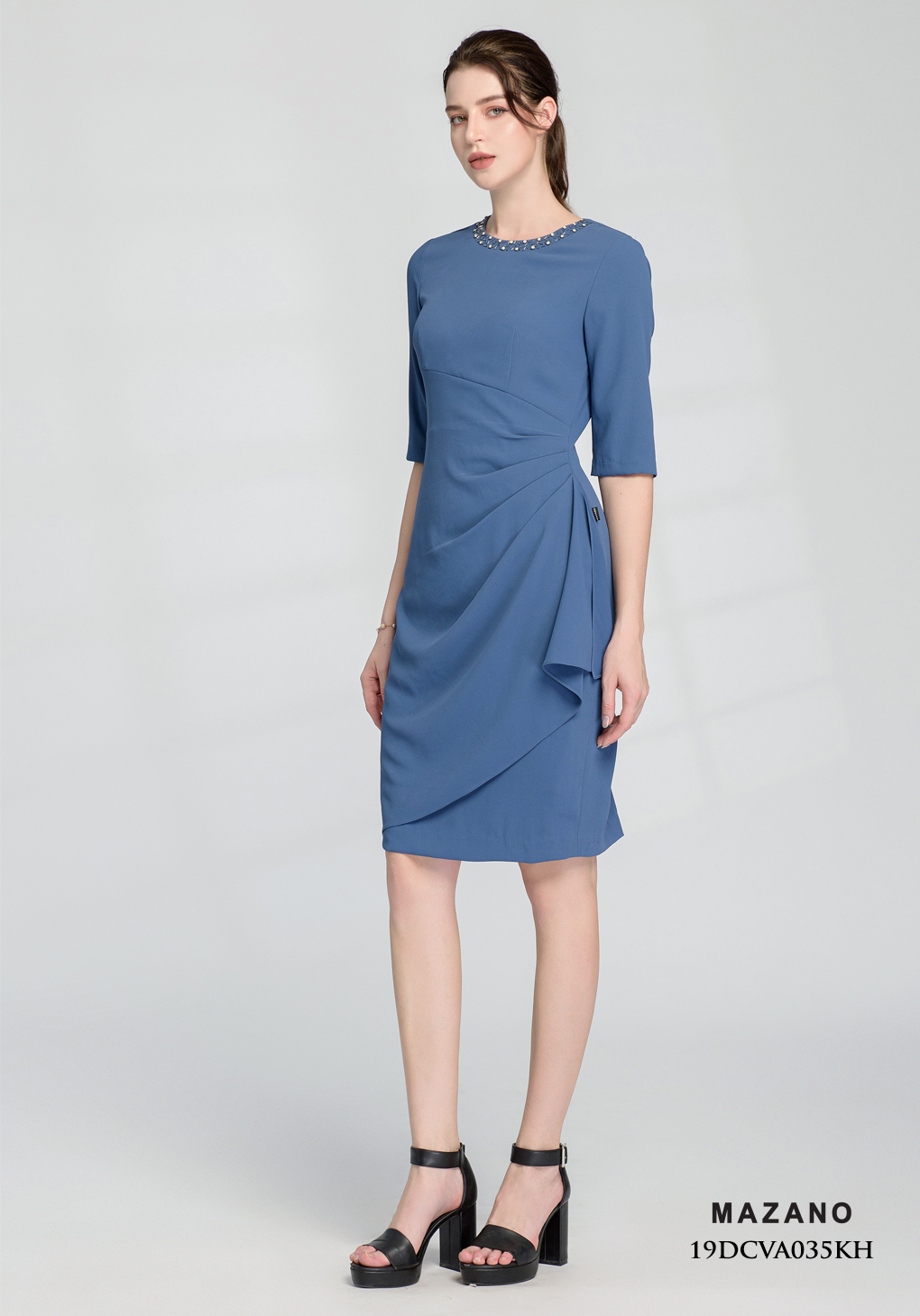 Đầm xanh ôm xếp ly eo, bèo rủ đính hạt trên cổ