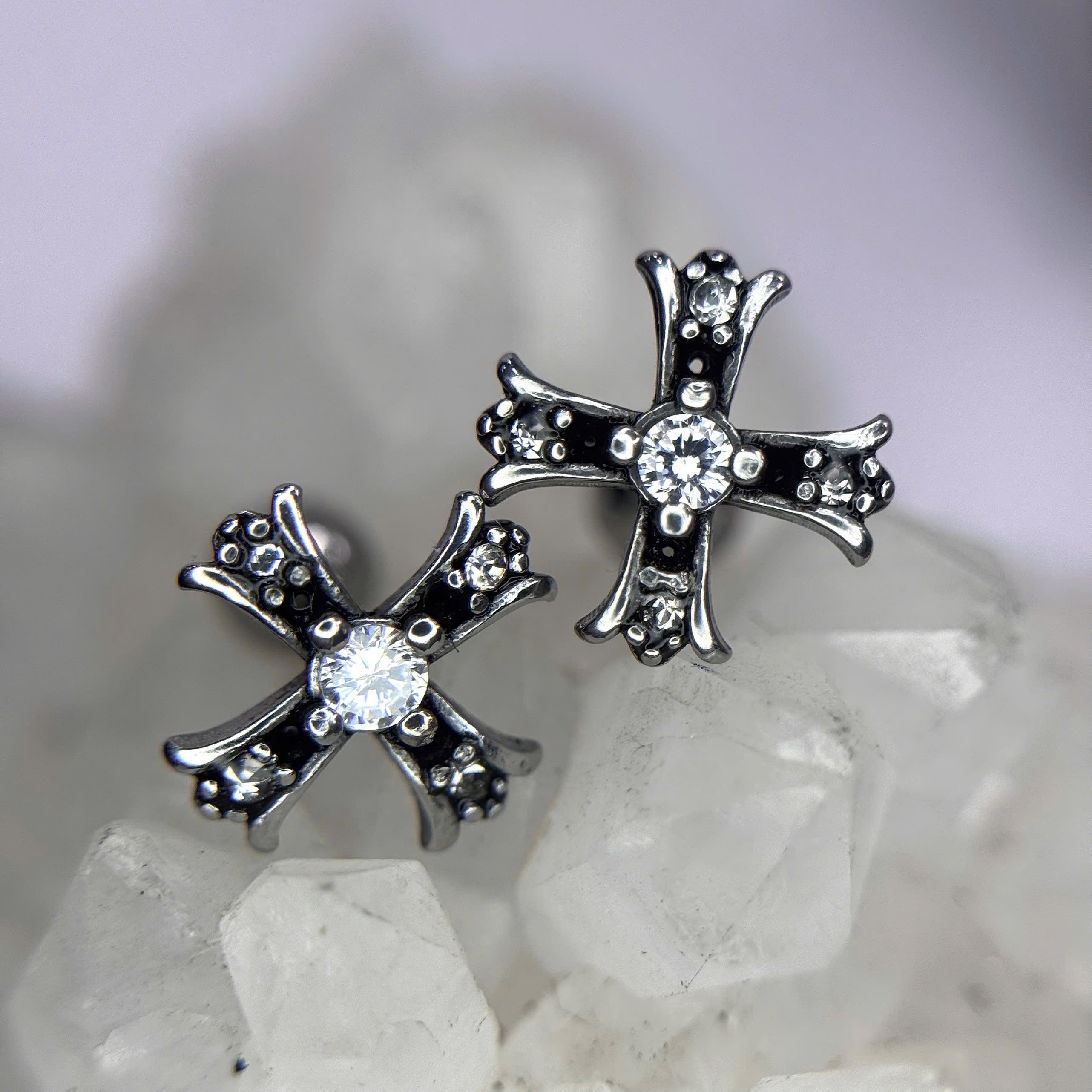 Khuyên kiểu chrome heart nhiều đá nhỏ_thumbnail_3