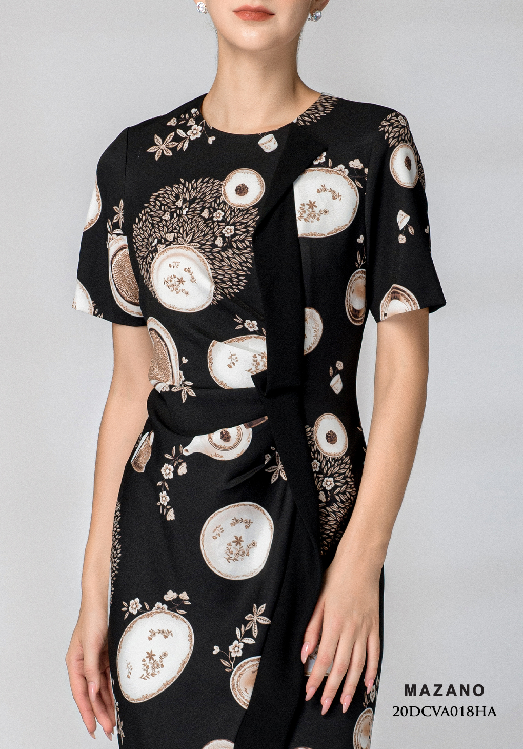 Đầm đen ôm xếp ly eo họa tiết in_thumbnail_4