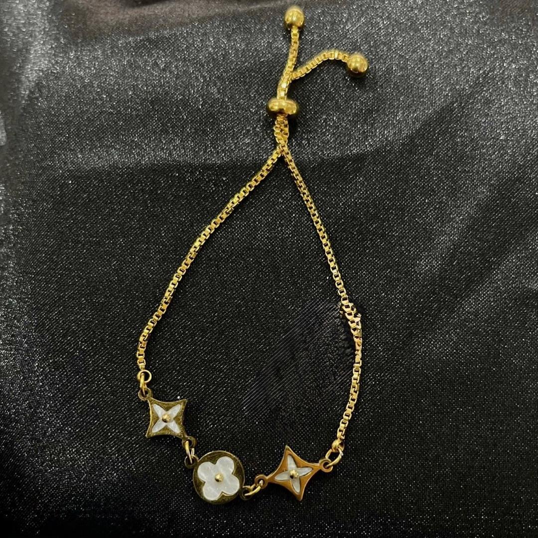 vòng tay titan ba hoa màu vàng guci dây rút. _thumbnail_2