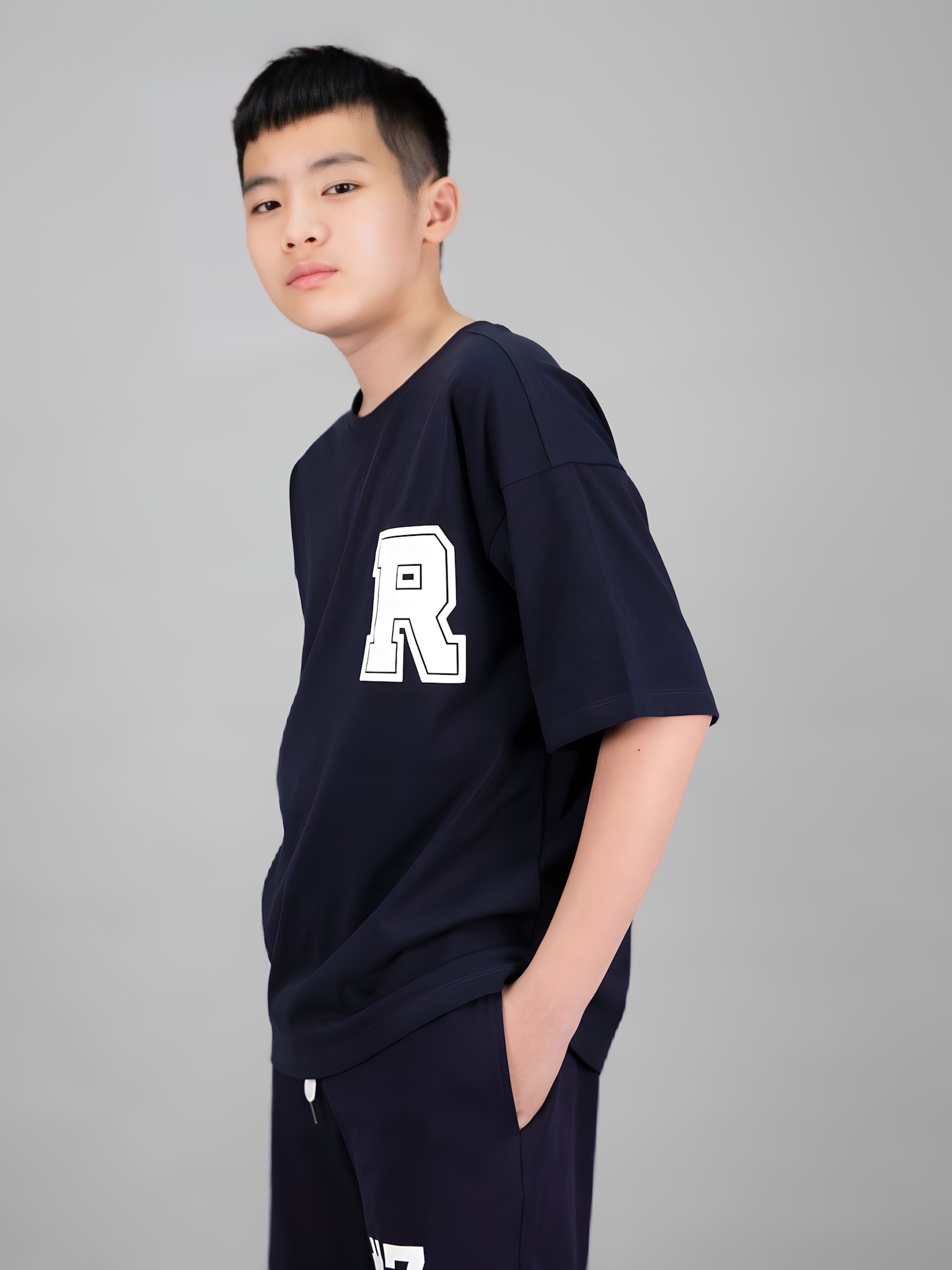 Áo phông dáng rộng navy phối tay trắng chữ R