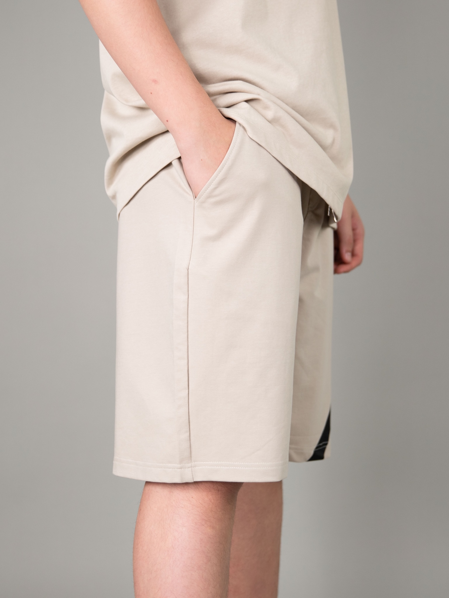 Quần short bé trai màu be in 2 sọc chéo đen_thumbnail_2