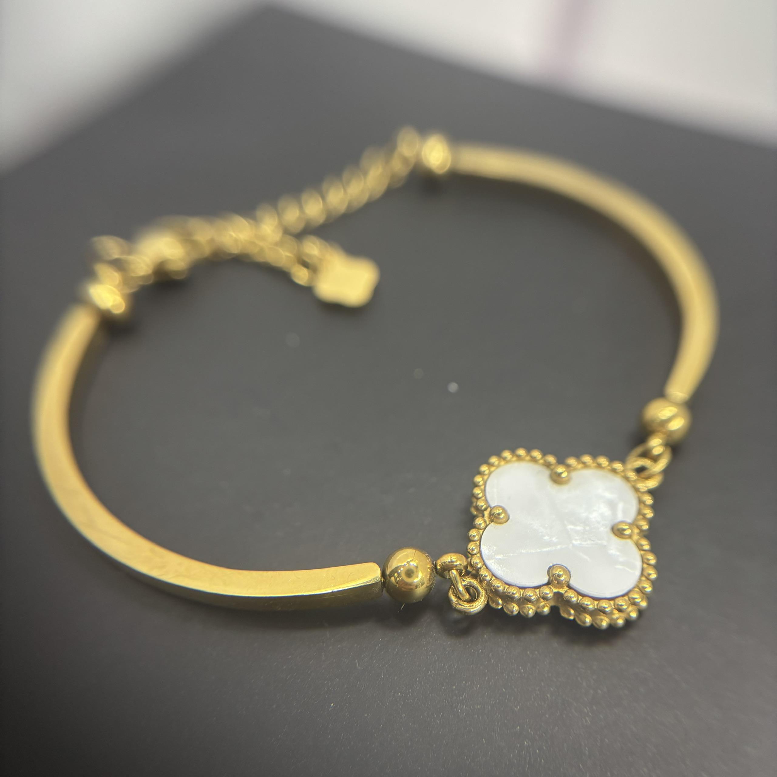 vòng tay cuff bẻ titan vàng van cleef trắng_thumbnail_1