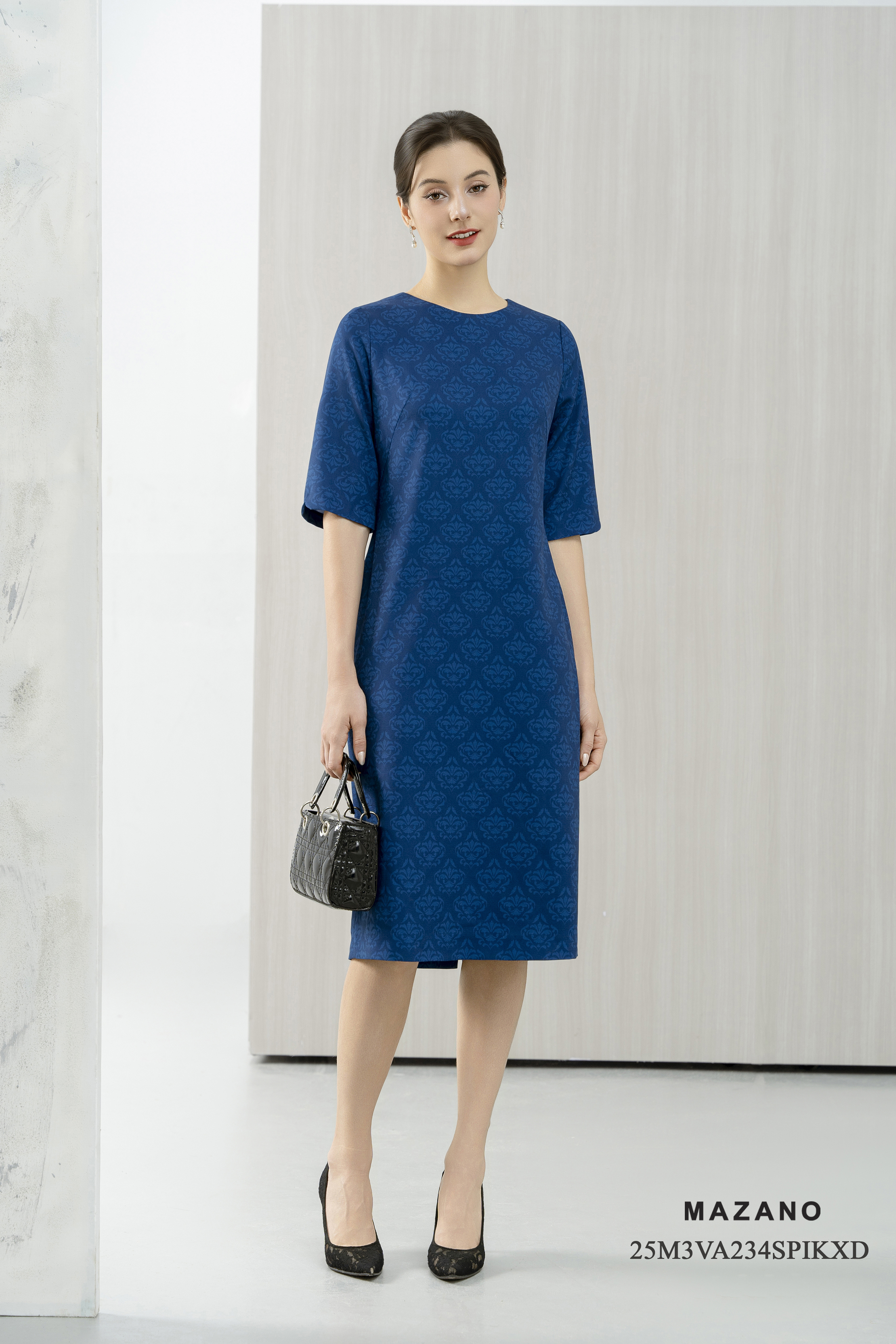 Váy Đầm suông gọn  Vải thô hoạ tiết chìm   Cổ tròn  Tay lỡ Dài tới bắp